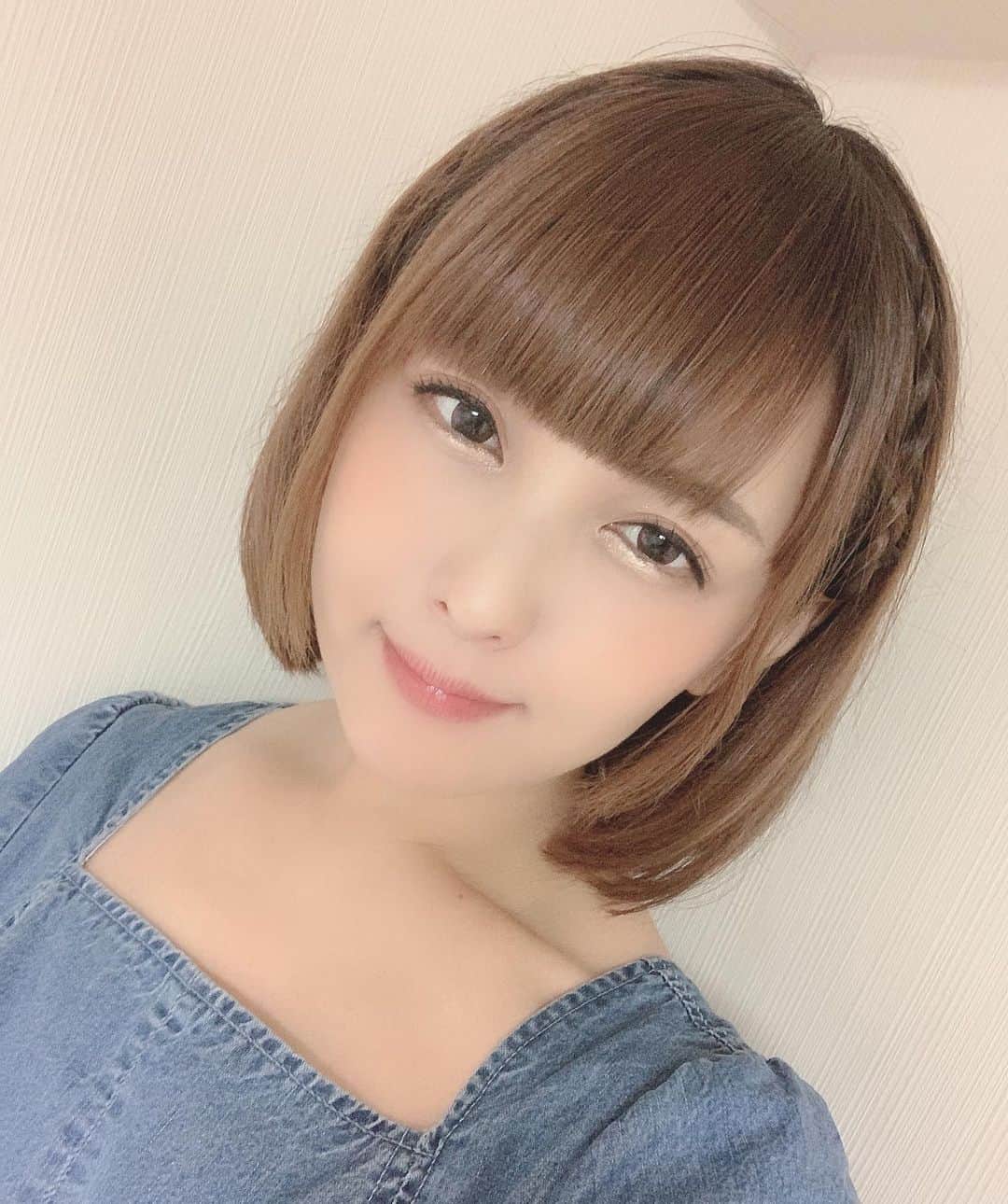 椿姫彩菜のインスタグラム：「大富豪で最下位になって  ビキビキしてる顔です  #大富豪　#大貧民　？ #はちぎり？　#やぎり？」
