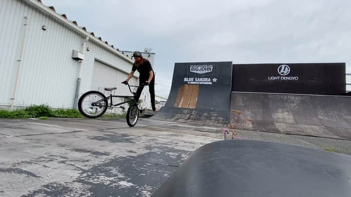 大池水杜のインスタグラム：「Flat little tricks at park! I need learn of more flat tricks👍🏻 たまには平地の映像も！ギコいけどマニュアル180久々いけた👍🏻 平地360、いい加減綺麗に出来るようになりたいな…笑 平地も大事にしよう😁 たのしい！ @visavis_jp #タウン情報おかやま #ライト電業 #bigjohn #bluesakura #slopeshot #bmx #bmxgirl #bmxfreestyle #bmxwomen」