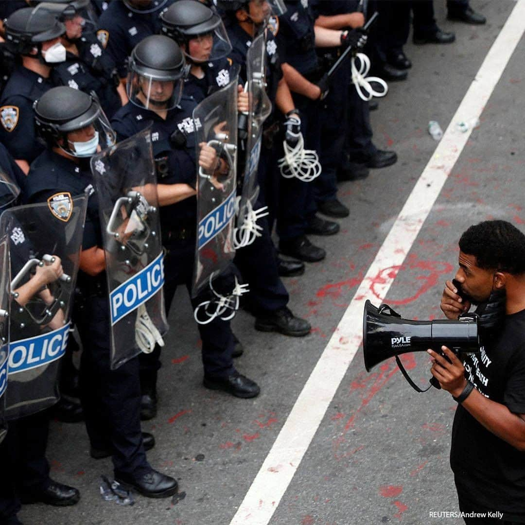 ABC Newsさんのインスタグラム写真 - (ABC NewsInstagram)「A demonstrator stands in front of NYPD officers inside of an area dubbed the "City Hall Autonomous Zone." The area near Manhattan’s City Hall has been established to protest the police and support the Black Lives Matter movement. #nypd #protest #newyork」7月2日 18時00分 - abcnews