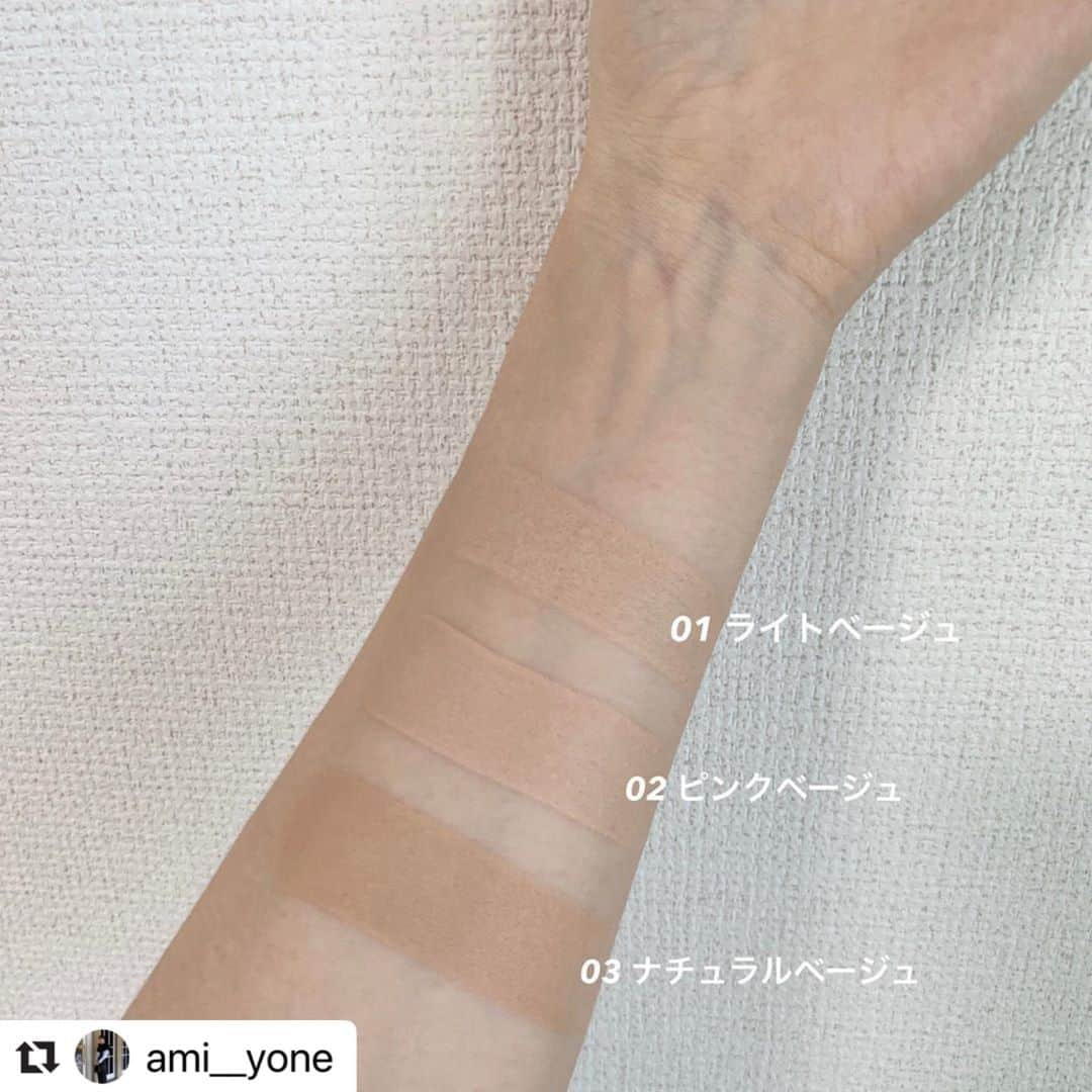 24h cosme(24hコスメ) さんのインスタグラム写真 - (24h cosme(24hコスメ) Instagram)「夏の大敵、テカリ肌を抑えるには？ . ファンデブラシで、スティックファンデを塗ると密着度がアップし崩れにくい肌に仕上げます。 さらに24 ミネラルオイルコントロールパウダーを使用することで肌のテカリ抑えます！ . 動画で手順や仕上がりを紹介しているのでご覧ください✨ . 使用したアイテムはこちら ---------------------- 24 ミネラルモイストスティックファンデ SPF50+/PA++++ カラー展開：01 ライトベージュ、02 ピンクベージュ、03 ナチュラルベージュ 販売価格：￥4,500（税抜） . 24 ファンデブラシOS 販売価格：￥1,200（税抜） . 24 ミネラルオイルコントロールパウダー 販売価格：￥1,800（税抜） ----------------------  . 【Special thanks😍！】 =============== 今回のHowto動画は ami yonemitsu 🌻 さん( @ami__yone )が 教えてくださいました♡ ☟のレビューもチェック！ . @24hcosme のアイテムが凄く良かったので紹介させてください！！ 24 ミネラルモイストスティックファンデはスティックタイプになっているので、手を汚さずにつけることができてとにかく仕上がりがめっちゃ綺麗😳 カバー力もあり、ツヤ肌に仕上がります。 ブラシを使うことでしっかり密着するよ！ 私は01のライトベージュを使っています♡ 最後に24 ミネラルオイルコントロールパウダーを重ねると 崩れにくい透明感のある肌に仕上がります☀️ しかも、肌にやさしいのも嬉しい！この夏愛用します♡ . #24hコスメ#24hcosme#お肌に優しい#ナチュラルコスメ#ミネラルモイストスティックファンデ#スティックファンデーション#スティックファンデ#ファンデーション#毛穴レス#ツヤ肌#艶メイク#ミネラルコスメ#おすすめコスメ#美肌#コスメマニア#コスメ好き#コスメレポ#コスメ好きさんと繋がりたい#透明感メイク#クレンジング不要#石鹸オフ#素肌感#UVケア#紫外線対策#ミネラルファンデーション#ポーチインコスメ#メイク直し#リグラム#ファンデーションブラシ#メイクツール」7月2日 18時01分 - 24hcosme