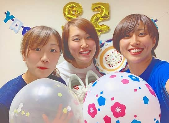 金杉由香のインスタグラム：「誰が52歳の誕生日や。 誰が姫路のとどじゃ。 そんな最低な事しかいわない後輩だけど 凄く盛大に祝ってくれてました❤ 実はものすごく感動してた🥺← 本当にありがとう.  #ヴィクトリーナ姫路  #祝ってくれてありがとう #大切な後輩 #後輩なのかタメなのか分からない後輩❤」