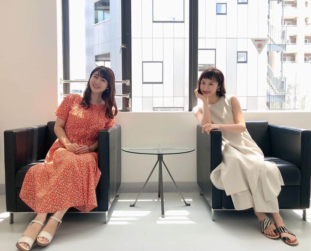 山口もえのインスタグラム：「めえにゃと💕 雑誌STORY9月号で対談 stay home中の話を たっぷりと・・・👏 取材終わっても ずーっと おしゃべり。笑 1日24時間では足りぬ #安めぐみ#いつもおっとり#癒し#あっという間」