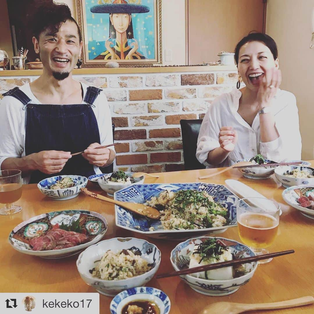 笹峯愛さんのインスタグラム写真 - (笹峯愛Instagram)「数ヶ月ぶりに 骨と呼吸のワークショップ。  いつもお世話になっているお寺の使用が まだ難しい状況なので  ご自宅をワークショップ場所として 提供してくださった恵子さんのご好意に 甘えまくったスタート。  いつもインスタで拝見していた 素敵なお宅と 素敵な器と 美味しいご馳走に  とても嬉しそうな私。  お隣にいる柔らかい男性が EIKO先生です。  数ヶ月で、あちこち歪んでおりました。  身体はもちろん 頭の骨の歪みが酷くて  実はここ数ヶ月、頭痛がするなぁと 思っておりましたの。  驚き。  整えていただいて、治りました😅  #Repost @kekeko17 with @get_repost ・・・ レッスンはランチタイムに終了！ 皆さん初めて見えるので簡単ランチを用意しました。 お友達から藁焼きのカツオ到来！手捏ね寿司メインでランチ！ みなさん喜んで下さってよかった！  #ランチ #レッスン #カツオ #てこねずし #手捏ね寿司もどき 古伊万里 #古伊万里のある暮らし #うつわ #器 #器すき好きな人と繋がりたい #アンティーク#クッキングラム #おうちごはん#アトリエランチ#love#テーブルコーディネート#インテリアコーディネート#日々の生活#日々の料理 #日々是好日#骨董のある暮らし#骨董のある食卓 #絵のある暮らし #art #artzaya#絵のある部屋」7月2日 18時12分 - mineco.m