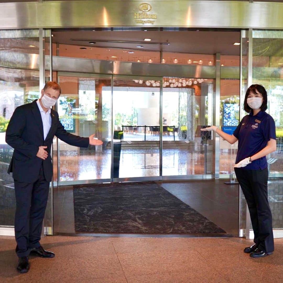 ヒルトン東京ベイ Hilton Tokyo Bayさんのインスタグラム写真 - (ヒルトン東京ベイ Hilton Tokyo BayInstagram)「舞浜は快晴です！梅雨の晴れ間の本日、2020年7月2日に、開業32周年を迎えました。 チームメンバー（従業員）一同、お客様をお迎えできる喜びを噛みしめております。  一時休業中にいただいた励ましのお言葉は、何よりの力となり、再開に向けての原動力となりました。 本当にありがとうございました。  直接お客様をお迎えできるチームメンバーも、裏でホテルを支えるチームメンバーも、感染拡大防止対策を一層強化し、皆さまに安心してホテルをご利用いただける環境、そして期待を超えるおもてなしを提供できるよう努めてまいります。  今後とも、ヒルトン東京ベイをよろしくお願いいたします。  Sunny blue sky in Maihama! Today, Hilton Tokyo Bay is celebrating its 32nd Anniversary!   We truly appreciate all of your heart-warming messages and encouragement we received during our 2-month temporary closure.   We’ve missed you all and are looking forward to welcoming each and every one of you again with the light and warmth of hospitality.  #ヒルトン東京ベイ #hiltontokyobay #hilton #wearehilton #wearehospitality」7月2日 18時15分 - hiltontokyobay
