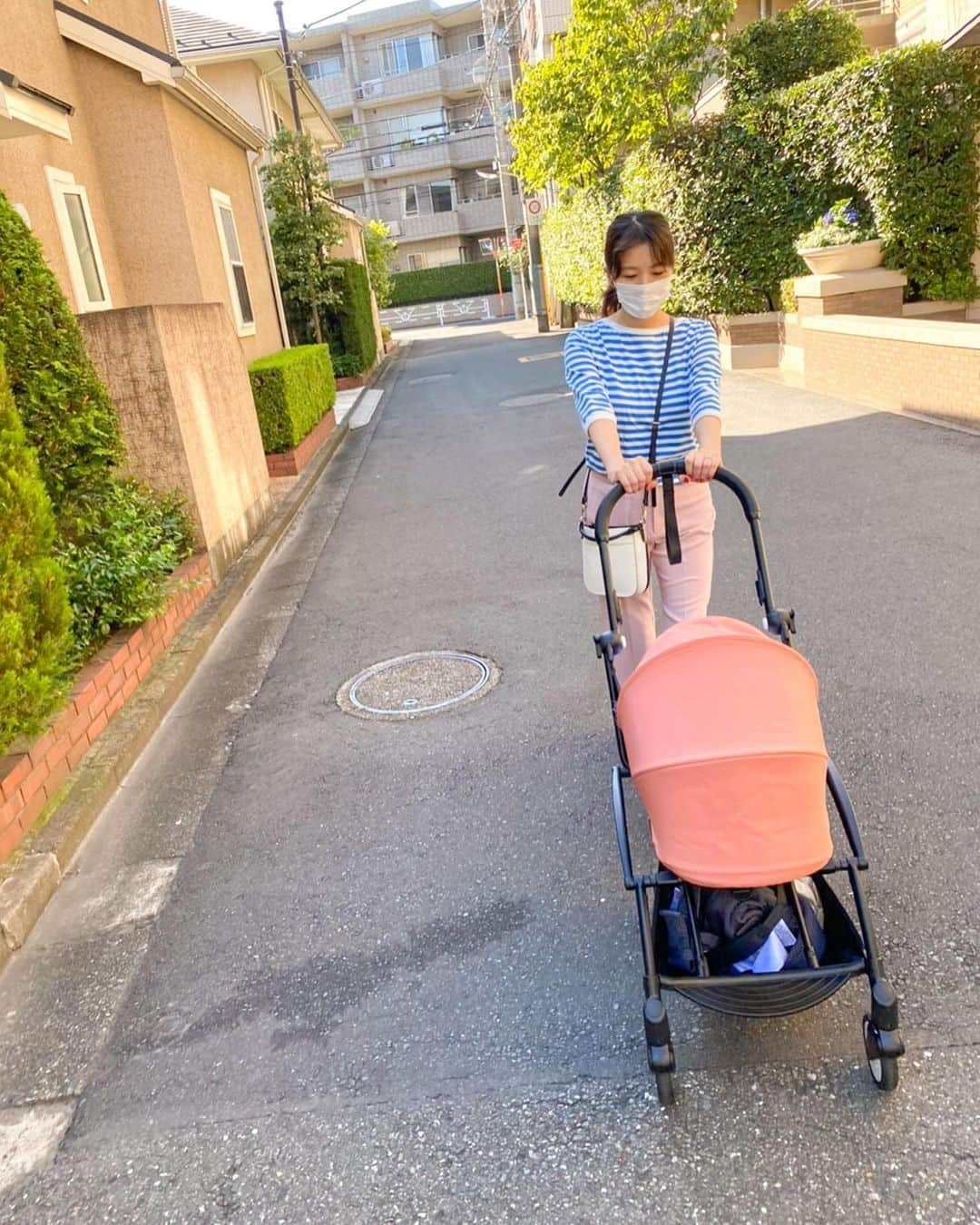 林弓束さんのインスタグラム写真 - (林弓束Instagram)「今日はお天気晴れ晴れしてたので お散歩しました🌞💓 ちょっとまだ大きいけどお祝いでもらった @ralphlauren を着て。 ピンクワンピース帽子とセットでめちゃくちゃ可愛い💓 やっぱり何でもピンク可愛い💕ってなってしまい、ベビーカーもピンクにしてしまったーーー😆😆😆💓 暑かったから即帰宅。 明日からはまた雨らしいのでおうちに引きこもろう❗️ コロナも今日はまた100人越え。 油断できぬ状況です。 皆さん気をつけましょうね👏🏼 . . .  #令和ベビー #ベビスタグラム  #令和2年ベビー #新米ママ #初産 #初ママ #女の子ママ #女の子ベビー #新生児 #乳児 #赤ちゃん #赤ちゃんのいる生活 #生後1ヵ月 #1ヵ月 #5月生まれ #ラルフローレンベビー #yoyobabyzen #ベビーカー」7月2日 18時15分 - hayashiyuzuka