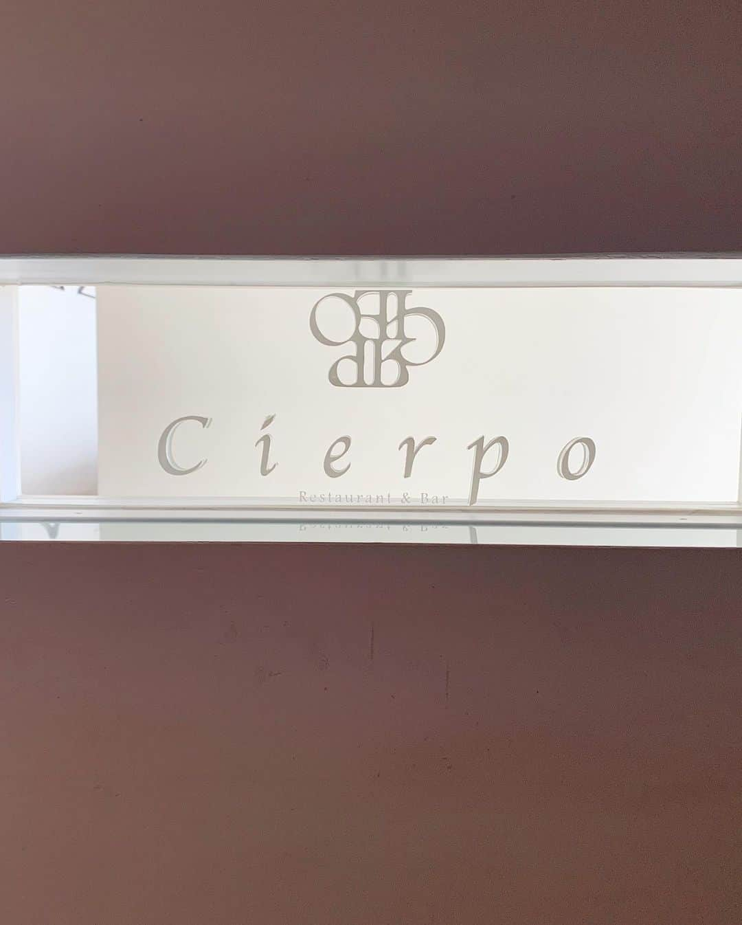 白井佑奈さんのインスタグラム写真 - (白井佑奈Instagram)「. . #Cierpo  . . 👑神楽坂で牡蠣フレンチ👑 . . ＊プレミアムオイスターと生雲丹と季節のマテリアルパルフェ仕立て(¥1680) . パフェかと思いきや、立派な牡蠣のお料理✨ 色んな食材が入ってて、食べてて楽しかった💕 . . Cierpoさんでは年間通して伊勢志摩プレミアムオイスターを食べられるんだそう…！私は初めて食べたよ😳💗 . 牡蠣の生臭い感じがしなくて、しっかり牡蠣の旨味を味わえました💪 . . 眺めも良くて夜には夜景が見えるからデートにめちゃくちゃオススメ🥺✨ コースも¥3800からとリーズナブルに牡蠣が味わえます♪ . . . ＊＊＊＊＊＊＊＊＊＊ Cierpo @cierpo  (平日)17:30~23:00(土)11:30~23:00(日祝)11:30~21:00 〒231-0861 東京都新宿区神楽坂5-1 神楽坂テラス7F-A 03-3235-2777 ＊＊＊＊＊＊＊＊＊＊ . プロフィールリンクはこちら👉 @yuna_smile0130  . . . #しらいゆな #yunashirai #shiraiyuna #シェルポ #神楽坂 #神楽坂グルメ #神楽坂ランチ #神楽坂ディナー #フレンチ #神楽坂フレンチ #牡蠣 #夜景デート #夜景ディナー #コスパランチ #食べ歩き #ポトレ女子 #被写体モデル #被写体になります #カメラマンさん募集 #被写体サーチ #グルメな人と繋がりたい #カフェ巡り好きな人と繋がりたい  #スイーツ好きな人と繋がりたい #グルメスタグラム  #東京グルメ #japanesegirl #followｍe #japanesemodel #oyster」7月2日 18時17分 - yuna_smile0130