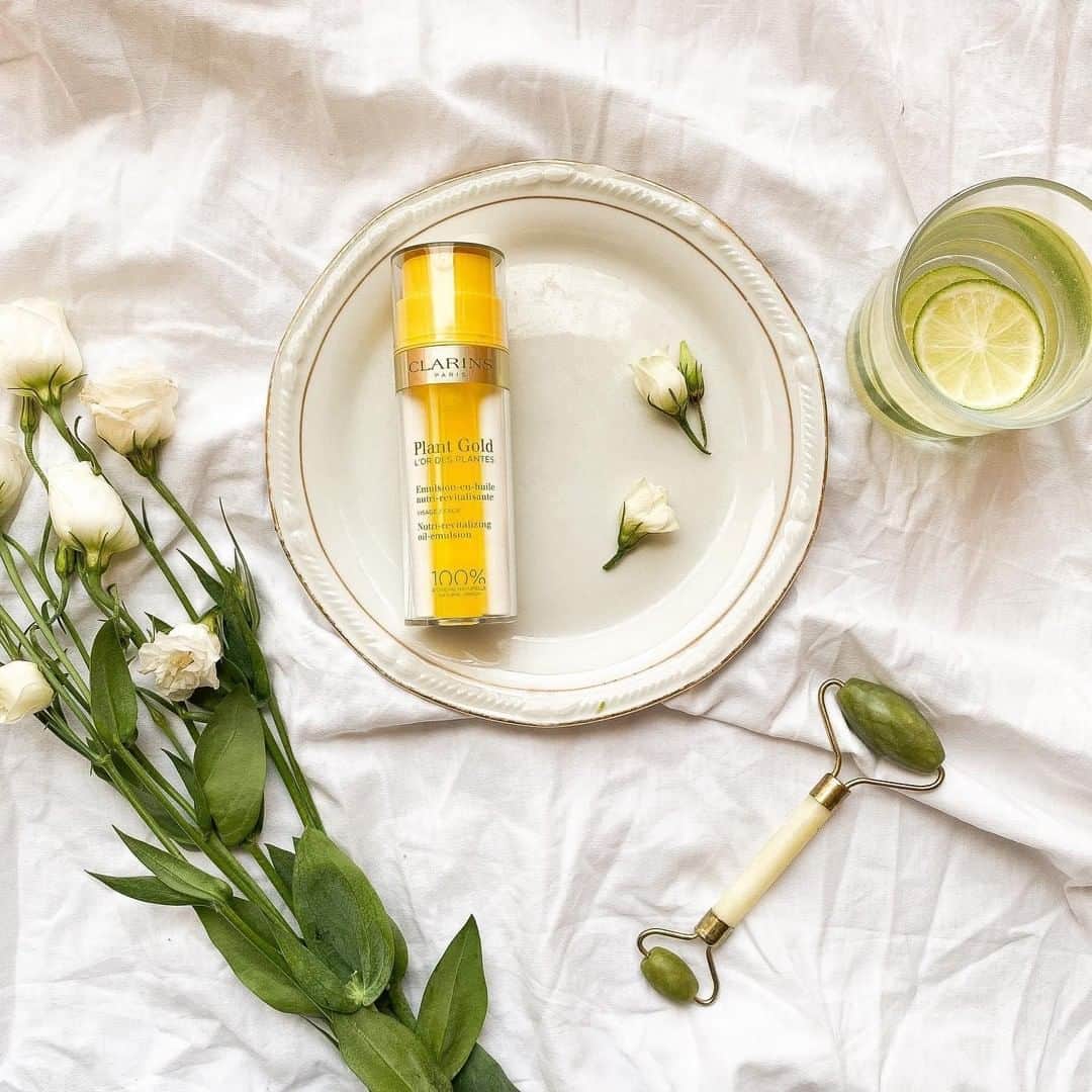 ClarinsUKさんのインスタグラム写真 - (ClarinsUKInstagram)「🌱 Plant Gold's aromaphytocare properties build synergy between aromatic essential oils and beneficial plant extracts to uplift the senses, providing an overall feeling of well-being.  🌱 The stimulating power of patchouli essential oil, known for its spicy, amber and musk fragrance, helps tone the skin.  Have you tried it yet? ✨  📷: @itsmecaramella #PlantGold #Clarins #ClarinsSkinCare」7月2日 18時30分 - clarinsuk