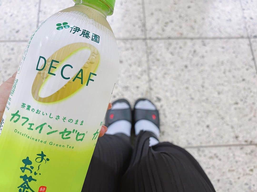 倉田雅世さんのインスタグラム写真 - (倉田雅世Instagram)「デカフェの #おーいお茶  さらりと飲みやすかった。 今日も一日暑かったですね。 お疲れ様。 これからのことも考えながら電車にゆられて。」7月2日 18時23分 - kuralamune