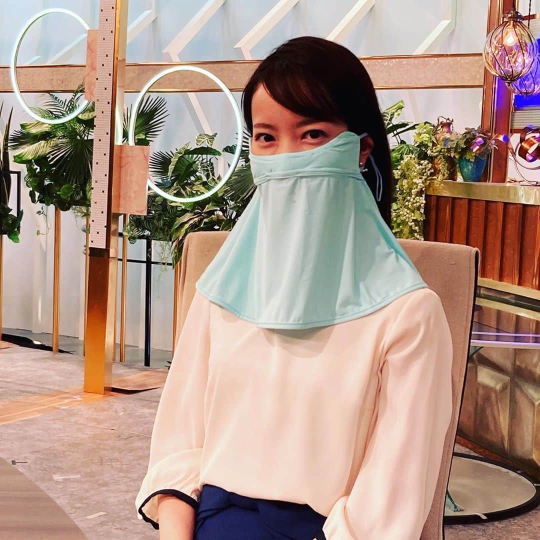 天明麻衣子のインスタグラム：「日焼けを防ぐマスク、だそうです。 触るとひんやりして気持ちいい🧊　　  道端ですれ違ったらぎょっとされるかもだけど💦 #マスク #日焼けを防ぐ #夏マスク #新型コロナウイルス対策 #日経モーニングプラスft #bsテレ東 #特集」