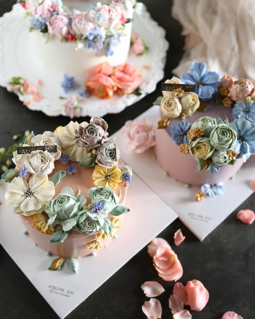 청담 수케이크 (atelier soo)さんのインスタグラム写真 - (청담 수케이크 (atelier soo)Instagram)「ㅡ Sooclass Basic 🕊☘️ ㅡ #flower #cake #flowercake #partycake #birthday #bouquet #buttercream #baking #wilton #weddingcake #수케이크 #수클래스  ㅡ www.soocake.com vkscl_energy@naver.com」7月2日 18時24分 - soocake_ully