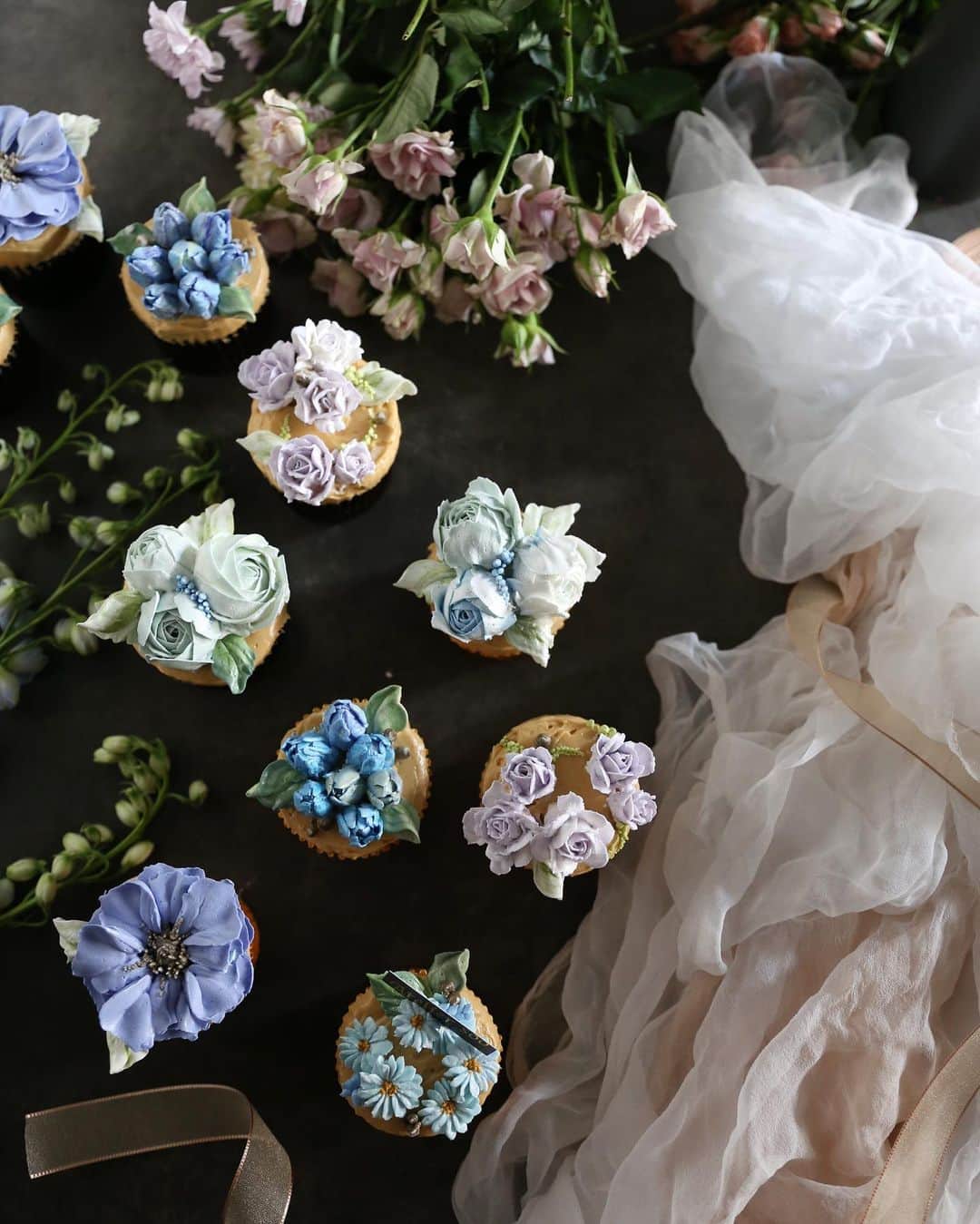 청담 수케이크 (atelier soo)さんのインスタグラム写真 - (청담 수케이크 (atelier soo)Instagram)「ㅡ Sooclass Basic 🕊☘️ ㅡ #flower #cake #flowercake #partycake #birthday #bouquet #buttercream #baking #wilton #weddingcake #수케이크 #수클래스  ㅡ www.soocake.com vkscl_energy@naver.com」7月2日 18時24分 - soocake_ully