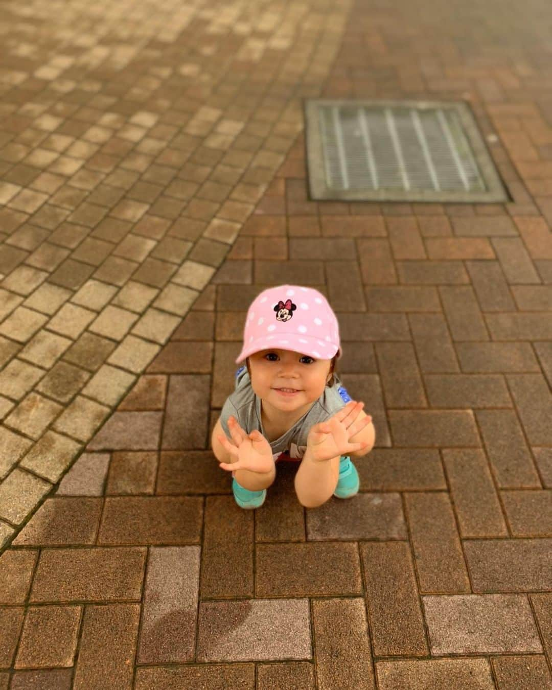 土屋アンナさんのインスタグラム写真 - (土屋アンナInstagram)「にいなはミニーちゃんとミッキーが大好き🥰 いつもニコニコにいなさん❣️ お外に行くとご機嫌がいいのです🤩  #baby #1歳」7月2日 18時25分 - annatsuchiya0311