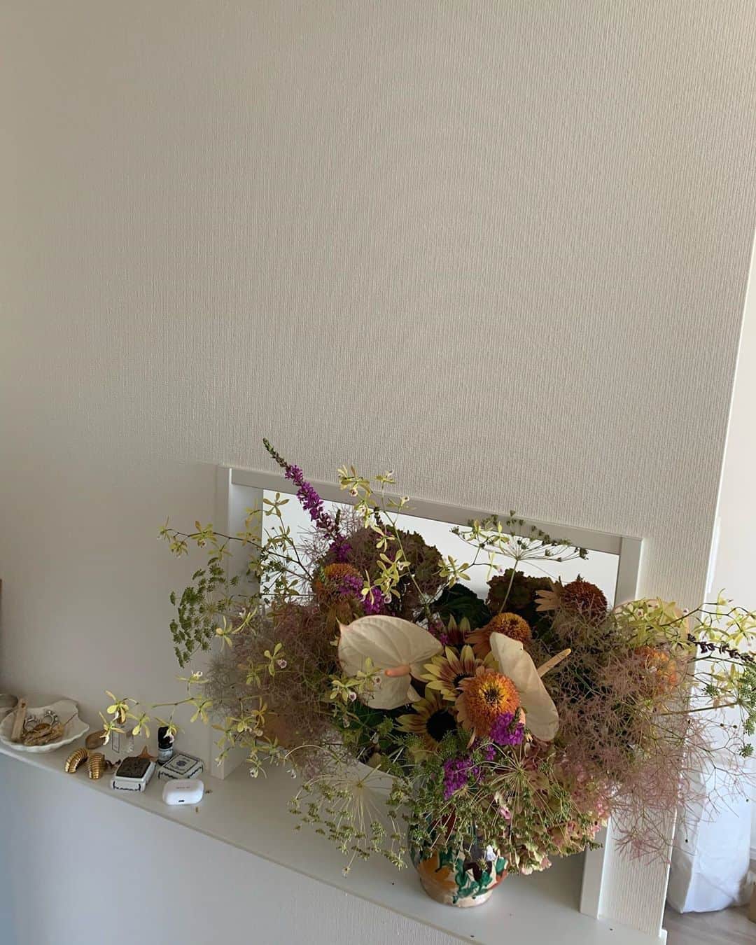 まつだみらいのインスタグラム：「色んな新しいプロジェクトや取り組みが始まったり、大詰めに入る７月。 白目向きそうだけど、🙄 美しい花々に癒される。 小さいけどベランダの緑にも癒される。 あとはマドにも癒される〜。」