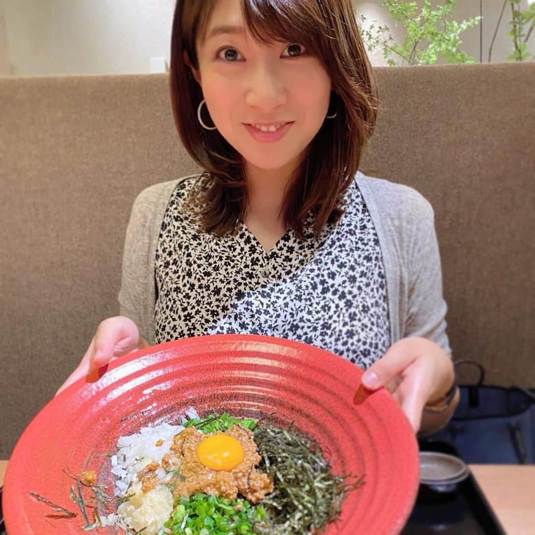 林藍菜さんのインスタグラム写真 - (林藍菜Instagram)「いよいよ明後日オープン！ オシャレなカフェ感覚で楽しむ「日本そば」のお店。 『OLIMBA（オリンバ）』 株式会社オリバーが手掛けています。  この日は、これからの暑い夏にぴったりのガッツリ系のお蕎麦をセレクト。 まず、うつわが素敵！ お蕎麦が引き立つ迫力のある大皿です。 こだわりの蕎麦は細麺で香りもしっかり、 固めで蕎麦好きも納得の麺。 注文した「ジャンクまぜそば」は、 ニラや玉ねぎお肉が見事にお蕎麦にマッチ！ とくにラーメン好きな男性の方にオススメです。 女性1人でも入れるお店！行ってみてね♡  OLIMBA 富山市二口町5-10-2-2 076-461-4906 11時〜22時 7月4日グランドオープンです！ @oliver_shinchiku  @oliver_reform  #olimba #日本そば #そばでおもてなし #オリバー #まぜそば #そば活 #富山市 #富山のお蕎麦屋」7月2日 18時40分 - hayashi_aina