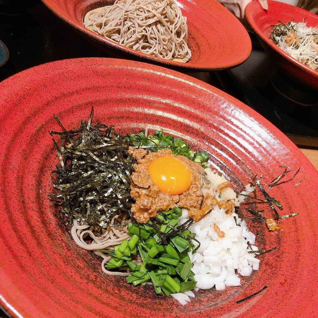 林藍菜さんのインスタグラム写真 - (林藍菜Instagram)「いよいよ明後日オープン！ オシャレなカフェ感覚で楽しむ「日本そば」のお店。 『OLIMBA（オリンバ）』 株式会社オリバーが手掛けています。  この日は、これからの暑い夏にぴったりのガッツリ系のお蕎麦をセレクト。 まず、うつわが素敵！ お蕎麦が引き立つ迫力のある大皿です。 こだわりの蕎麦は細麺で香りもしっかり、 固めで蕎麦好きも納得の麺。 注文した「ジャンクまぜそば」は、 ニラや玉ねぎお肉が見事にお蕎麦にマッチ！ とくにラーメン好きな男性の方にオススメです。 女性1人でも入れるお店！行ってみてね♡  OLIMBA 富山市二口町5-10-2-2 076-461-4906 11時〜22時 7月4日グランドオープンです！ @oliver_shinchiku  @oliver_reform  #olimba #日本そば #そばでおもてなし #オリバー #まぜそば #そば活 #富山市 #富山のお蕎麦屋」7月2日 18時40分 - hayashi_aina