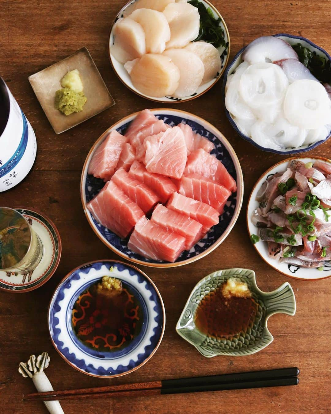 樋口正樹さんのインスタグラム写真 - (樋口正樹Instagram)「Sashimi & Sake . ひとっ風呂浴びてからの、 今夜の晩酌はお刺身です。 中トロまぐろをメインに、 あじ、みずだこ、ほたて。 〆は海苔と酢飯で巻くよ。 . . . #お刺身 #さしみ #まぐろ #中トロ #みずだこ #あじ #ほたて #晩酌 #冷酒 #プチ贅沢 #家飲み #晩酌セット #sashimi #sashimilover #seafood」7月2日 18時33分 - higuccini