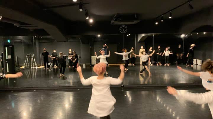黒須洋壬のインスタグラム：「黒須洋嗣 JAZZ CLASS 2020.July.2nd @danceworks_jpn  @xross #iftheworldwasending  #jpsaxeftjuliamichaels  #dance  #jazzdance #mask #tokyo #japan #最初の振りはカット時間の関係😑」