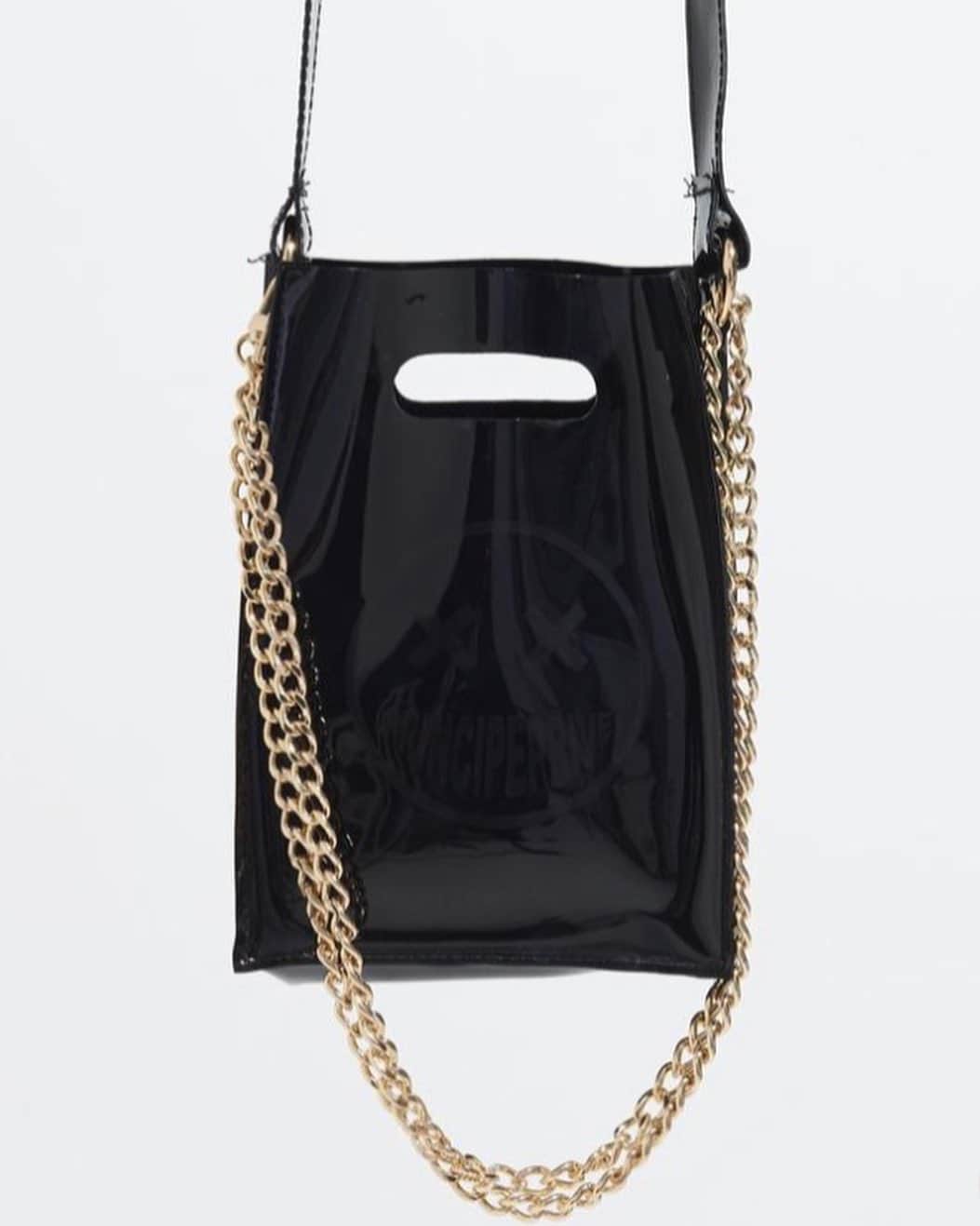 飯田りほさんのインスタグラム写真 - (飯田りほInstagram)「Recommended bag. 透けて見えるニコちゃんがポイントです☝️♥ . . . #principewatches #principeprive #bag #whitefashion #blackbag #blackshoulder #shoulderbag #shoulderbagblack #fashionbag #オシャレバッグ #ホワイトコーデ #りほさんコーデ」7月2日 18時36分 - rrri_ho