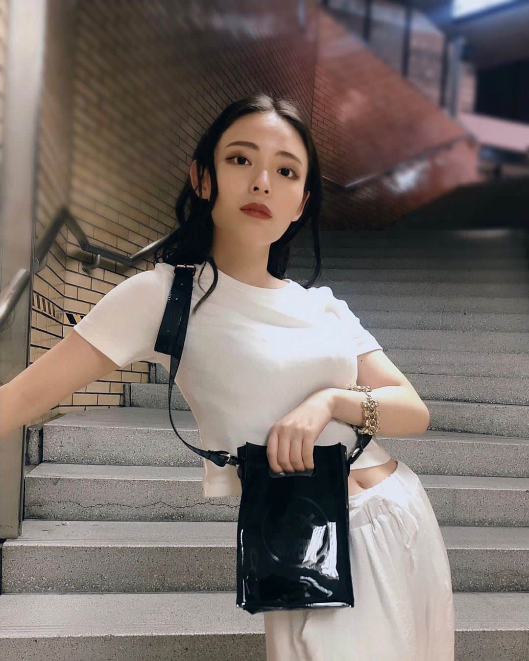 飯田りほのインスタグラム：「Recommended bag. 透けて見えるニコちゃんがポイントです☝️♥ . . . #principewatches #principeprive #bag #whitefashion #blackbag #blackshoulder #shoulderbag #shoulderbagblack #fashionbag #オシャレバッグ #ホワイトコーデ #りほさんコーデ」