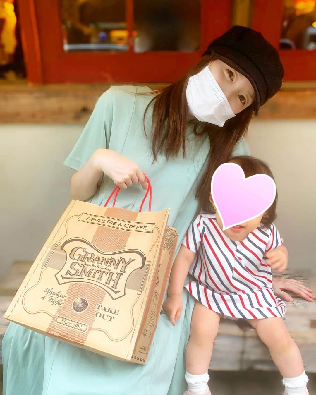 小林真由のインスタグラム：「公園帰りに📷﻿ 人が少ない時間に行ったら親も安心、のびのび遊べました✌🏼﻿ ﻿ いつも泥んこになるから帰りはスパッと着替えさせられるワンピース。﻿ トリコロール好きなパパが二着も買ってしまってたプチバトーの👗です🇫🇷 ﻿ 気づけばこればかり🤣﻿ ﻿ 帰りにアップルパイを買いに付き合ってもらってhappy🍎 ﻿ ﻿ #女の子ママ #ママライフ #マタニティ #マタニティライフ #妊婦 #妊婦コーデ #妊娠9ヶ月 #第二子妊娠中 #アップルパイ #グラニースミス #1歳 #女の子ベビー #ベビー﻿」