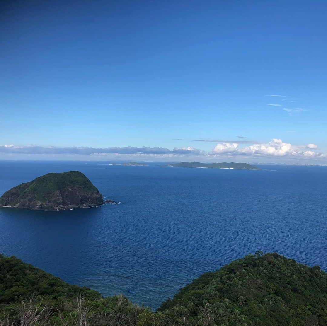 鳳真由さんのインスタグラム写真 - (鳳真由Instagram)「写真旅✈️② これはいつかの沖縄県渡嘉敷島。  信じられないくらい美しい海と空、そしてのんびりした猫さんたちと優しい人がいっぱいで  時間よ止まれ！！と思う位素敵な島でした。  しかし、悲しい歴史もあります。 写真にはありませんが第二次世界大戦中に集団自決があり、いまその場所には『白玉の塔』という慰霊碑が建っています。私もお参りしてきました。 こんな美しい島とその凄惨な歴史のギャップに胸が痛くなったのを覚えています。  渡嘉敷村の公式サイトにも集団自決について詳しく載ってますので、是非シェアしたいです。 忘れてはいけないですね！」7月2日 18時38分 - ootorispecialpanic