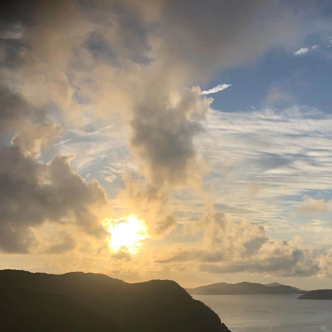 鳳真由さんのインスタグラム写真 - (鳳真由Instagram)「写真旅✈️② これはいつかの沖縄県渡嘉敷島。  信じられないくらい美しい海と空、そしてのんびりした猫さんたちと優しい人がいっぱいで  時間よ止まれ！！と思う位素敵な島でした。  しかし、悲しい歴史もあります。 写真にはありませんが第二次世界大戦中に集団自決があり、いまその場所には『白玉の塔』という慰霊碑が建っています。私もお参りしてきました。 こんな美しい島とその凄惨な歴史のギャップに胸が痛くなったのを覚えています。  渡嘉敷村の公式サイトにも集団自決について詳しく載ってますので、是非シェアしたいです。 忘れてはいけないですね！」7月2日 18時38分 - ootorispecialpanic