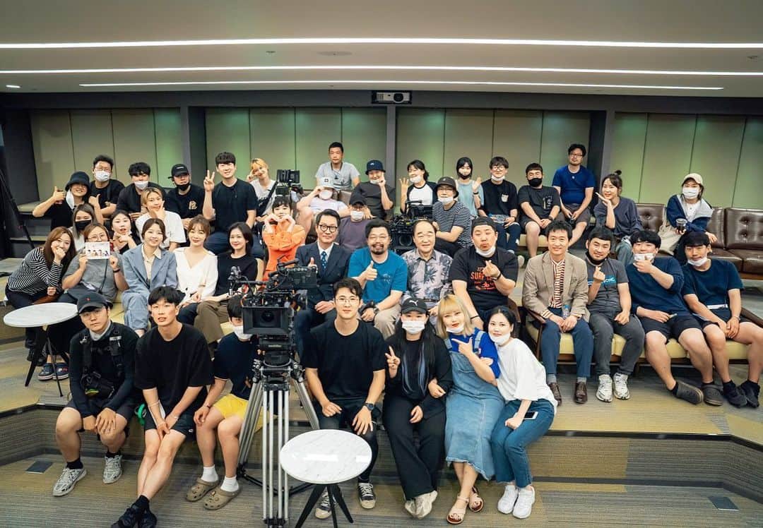 リジ のインスタグラム：「오늘 tvN 오마이베이비 마지막 방송😭😭😭🙏🏻 모두모두 시청해주세요! 인생에 있어 정말 특별하고 즐거운 촬영이었습니다 작품 목록에 하나 더 추가되었습니다 오예!!! #오마이베이비 효주 안녕🖐🏻👋🏻🖐🏻👋🏻💕 감독님 배우님들 스텝님들 모두모두 고생하셨습니다」