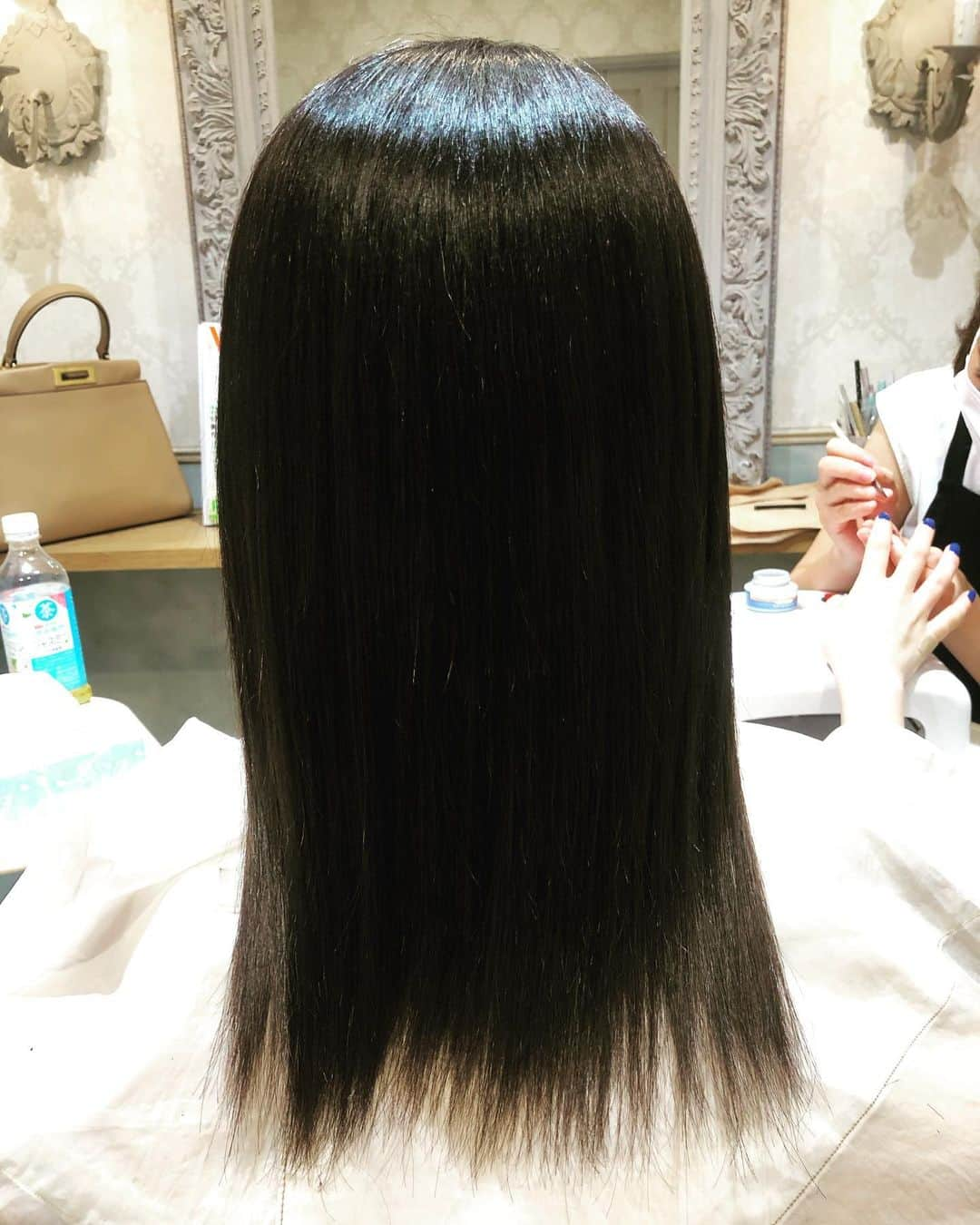 ダレノガレ明美さんのインスタグラム写真 - (ダレノガレ明美Instagram)「@roi_salon  さんで念願の黒髪に…🦋 夏はみんな髪を明るくしたくなるけど私は暗くしたくなって…💋 @roi_salon  の野口さんにやっていただきました！ エクステも新しく… いつも理想の髪型にしていただきありがとうございます😊 注文の仕方は、雪女みたいにしてください！ 黒髪でなく漆黒でよろしくお願いします。」7月2日 18時52分 - darenogare.akemi