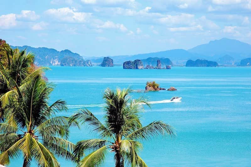 タイ国政府観光庁さんのインスタグラム写真 - (タイ国政府観光庁Instagram)「・﻿ ／﻿ 🇹🇭タイの秘境を巡る旅へ✈️﻿ まだ知られていないタイはここ❗﻿ ＼﻿ ﻿ 毎週木曜日は、まだまだ日本では知られていないタイの秘境スポットをご紹介🤫✨﻿ ﻿ 今回はプーケットの東に浮かぶ島、ヤオノイ島へ🏝﻿ ﻿ プーケットからスピードボートで約40分でアクセスできるヤオノイ島。その一番の魅力は、手付かずの豊かな大自然です🌴都会の喧騒から離れ、静かな自然のなかで癒やされたい方にピッタリ😌✨﻿ ﻿ 島の東海岸線沿いには、5つ星ホテル「シックス センシズ」や「ケープ・クドゥ・ホテル」を筆頭に、プライベートプール付きのヴィラが立ち並んでいるのも魅力的😎💕﻿ ﻿ なおプーケットの対岸にあるクラビからも、船に乗り約20分ほどでアクセス可能です🚤💨﻿ ﻿ #タイ #ヤオノイ島 #タイビーチ #絶景ビーチ #タイリゾート #南の島 #秘境 #リゾート #海外リゾート #ラグジュアリー #ラグジュアリーな旅 #こんなタイ知らなかった #タイ旅行 #旅好きな人と繋がりたい #旅行好きな人と繋がりたい #海外旅行  #thailand #kohyaonoi #kohyaonoiisland #amazingthailand #thailandtravel #thailandtrip #thai #thaistagram #lovethailand」7月2日 18時53分 - amazingthailandjp