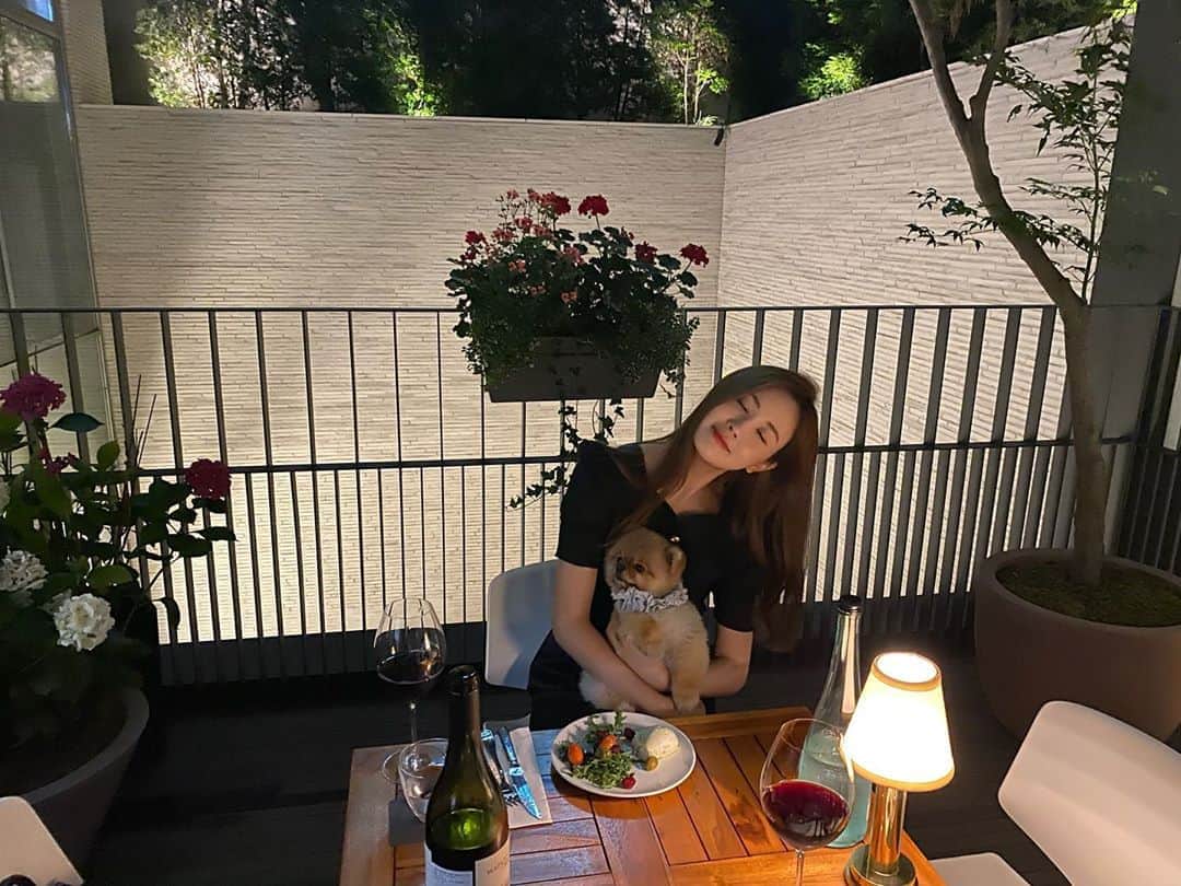 イ・ダヘのインスタグラム：「#투바이투 #테라스 #와인한잔 @heart_greaten 과 데이트」