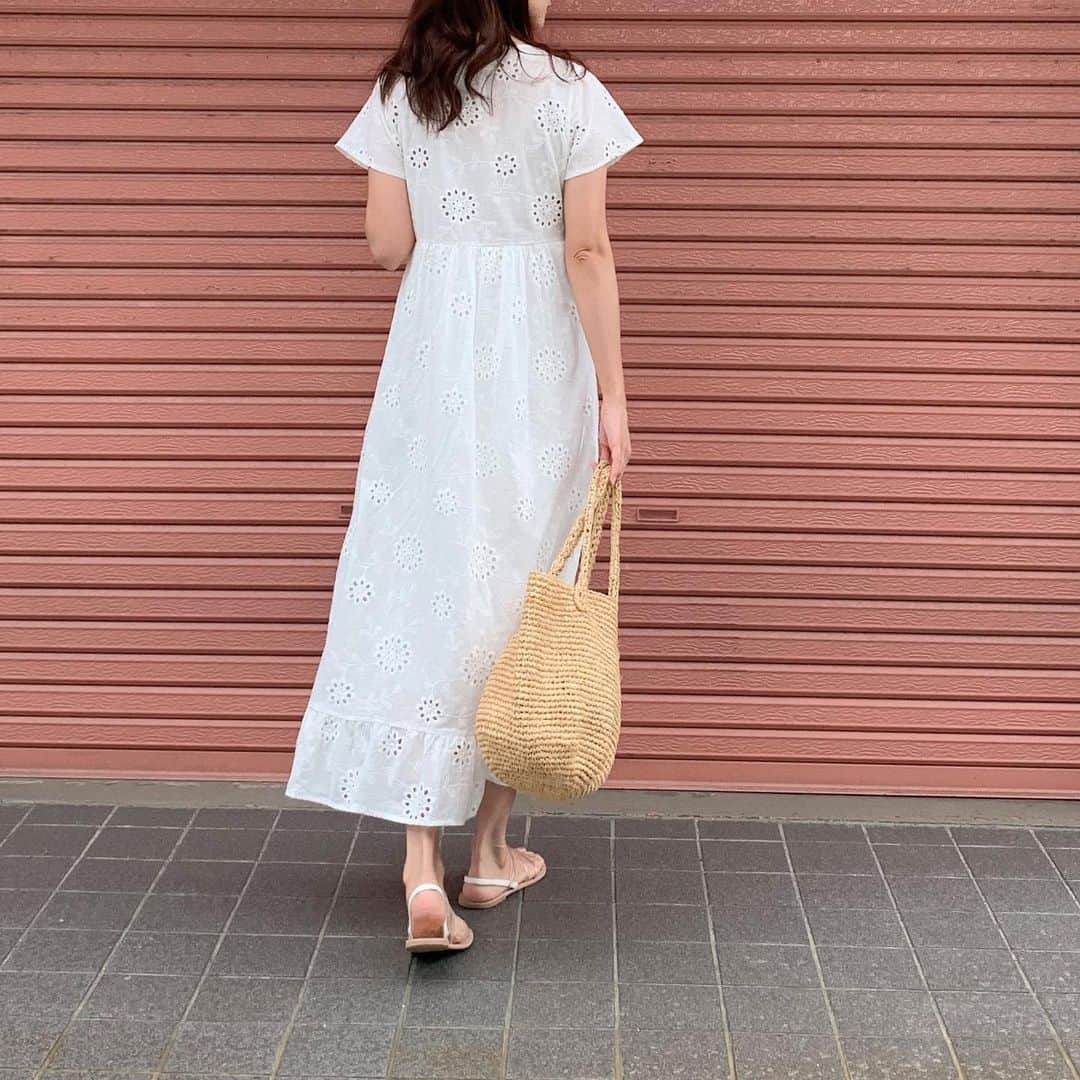 Nagiさんのインスタグラム写真 - (NagiInstagram)「昨日はブラック 今日はホワイト いいお天気だったし夏っぽく🌞👒✨ . . . onepiece.  @fifth_store #fifth  shoes. beautyandyouth (去年) . . . . #fifthtl#today#code#ootd#outfit#fashion#今日の服#コーデ#ファッション#高身長コーデ#ワンピースコーデ#フェミニン#ワンピース#フィフス#コットンレースマキシワンピース」7月2日 19時06分 - nagina001