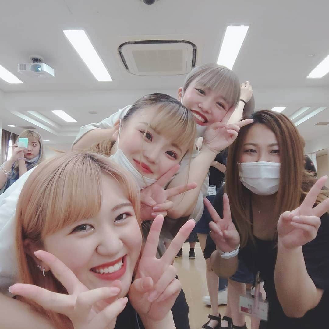 東京ビューティーアート専門学校さんのインスタグラム写真 - (東京ビューティーアート専門学校Instagram)「ヘアメイク科1年生✨ M1C2班と担任でーす🤩  登校しだして1ヶ月が経ちました👏 分散登校で少人数クラスだけど、 毎日楽しんでるよー❤️ .  そんな楽しい学校生活の情報やオープンキャンパスのご予約はこちらから↓↓ @tokyo_beauty_art_college . #東京ビューティーアート #オープンキャンパス #美容師 #ヘアメイク #エステ #メイク #ネイル #モデル #アイリスト #マツエク #美容学校 #トータルビューティー #JNA #認定校 #ヘアアレンジ #かわいい #おしゃれ  #ヘアスタイル #ビューティー #アート #コーディネート #おしゃれ好きと繋がりたい #美容好きな人と繋がりたい #仲良し #クラスメイト #オープンキャンパス　#美容学生  #美容垢 #分散登校  #コロナ対策」7月2日 18時58分 - tokyo_beauty_art_college