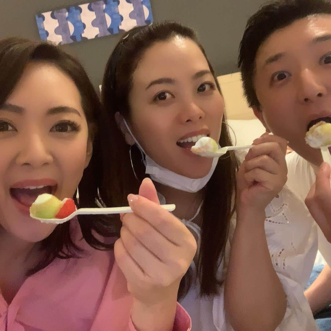 みかんさんのインスタグラム写真 - (みかんInstagram)「ドデカメロンきたぁーー🍈🍈🍈 1年間毎日ヨダレを垂らしながら我慢したわよ🤤🤤🤤 これ食べると忘れれない🥰 中身も夢いっぱいやで✨ ドリームドデカメロン🍈やわぁ🥰 ハタダさんの商品で年に1度この時期限定💕しかも🍈半分使ってるのに1350円ってマジあり得ん💦 こればかりは店頭に行かないとゲット出来ないし、期間が7/1〜7/10の10日間だから早く行くべし👍 愛媛にいたら毎日食べとるわ🤣 い〜なぁ！愛媛💕 #お菓子のハタダ #畑田本舗 #ドデカメロン #待ってました #期間限定 #しかも10日間 #美味い安い文句なし #メロン半分使って #1350円 #毎日食べたい #息子に食べさせたい #飛行機では流石に持って帰れなかった」7月2日 18時59分 - mikan02241984