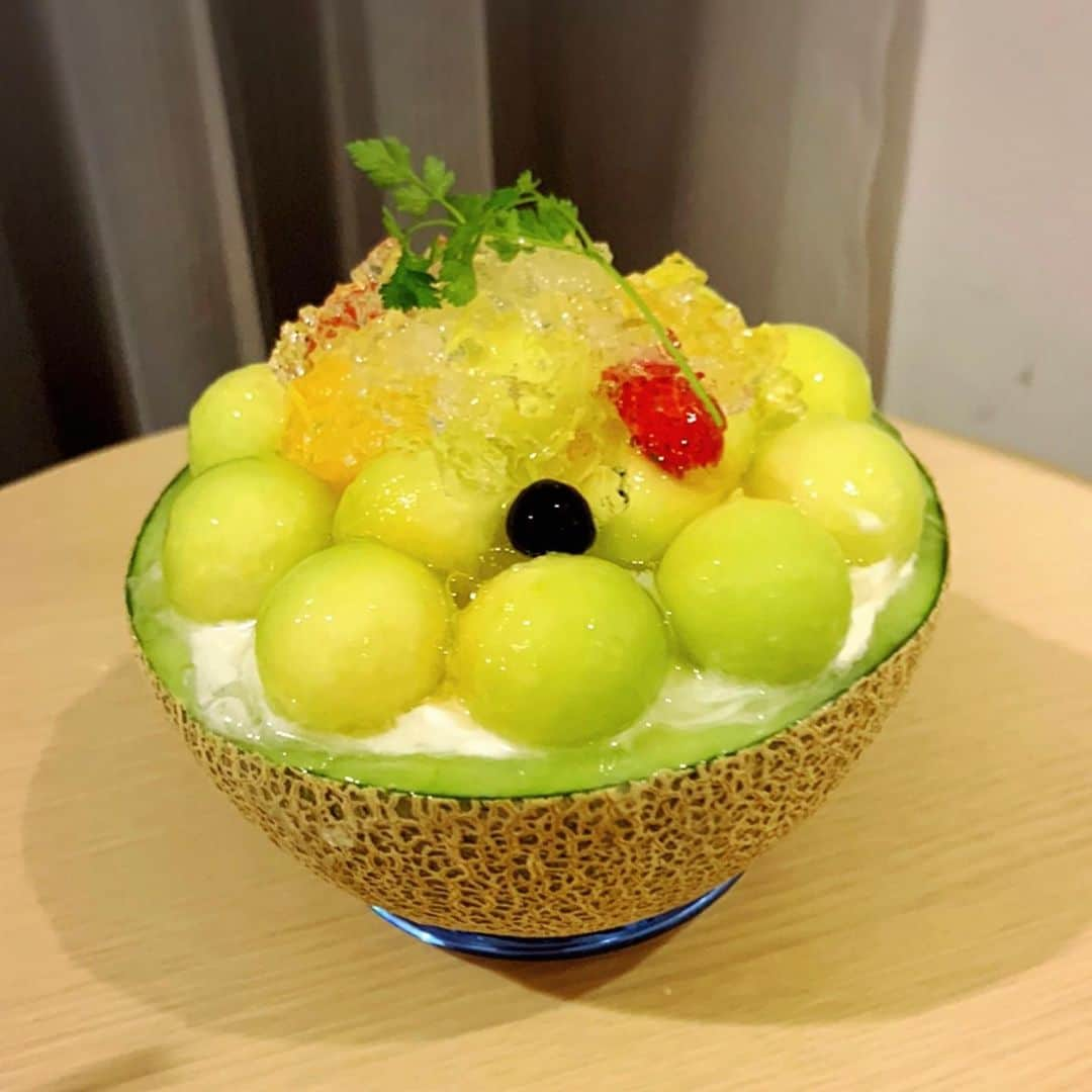 みかんさんのインスタグラム写真 - (みかんInstagram)「ドデカメロンきたぁーー🍈🍈🍈 1年間毎日ヨダレを垂らしながら我慢したわよ🤤🤤🤤 これ食べると忘れれない🥰 中身も夢いっぱいやで✨ ドリームドデカメロン🍈やわぁ🥰 ハタダさんの商品で年に1度この時期限定💕しかも🍈半分使ってるのに1350円ってマジあり得ん💦 こればかりは店頭に行かないとゲット出来ないし、期間が7/1〜7/10の10日間だから早く行くべし👍 愛媛にいたら毎日食べとるわ🤣 い〜なぁ！愛媛💕 #お菓子のハタダ #畑田本舗 #ドデカメロン #待ってました #期間限定 #しかも10日間 #美味い安い文句なし #メロン半分使って #1350円 #毎日食べたい #息子に食べさせたい #飛行機では流石に持って帰れなかった」7月2日 18時59分 - mikan02241984