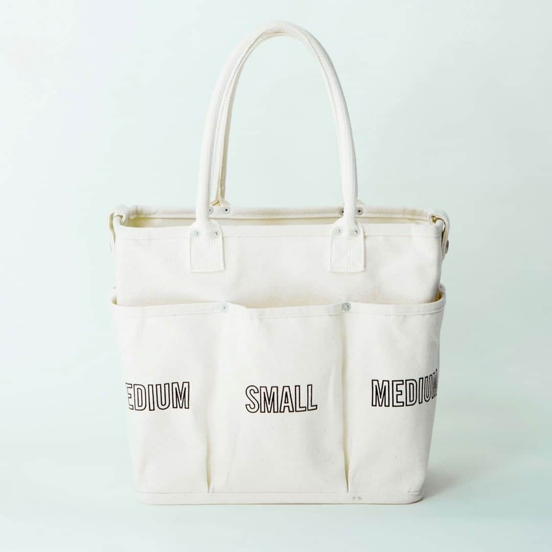 のインスタグラム：「エコバッグの準備はできていますか ？✨”﻿ ————————————﻿ ＜VegieBAG＞ 野菜をおしゃれに持ち運ぶ/ショッピングバッグ(スクエア) ￥3,500+tax﻿ ————————————﻿  7月1日から本格的に始まった、レジ袋の有料化🛍 買い物用にお気に入りのエコバックを準備した人も多いのではないでしょうか😌♡  MY Mottoでは野菜をそのまま持ち運ぶ オシャレなエコバッグVegieBAGが入荷しました😻  人参や大根などは「立てたまま」の保存が最適です！ VeigeBAGは買った野菜をポケットに入れて帰宅後もそのまま「見せる収納」としても使用できます🍅💕  ショッピングバッグとしてはもちろん、小物の収納にも適しており、通勤や通学にもぴったりです♪  #マイモットー #大人世代 #ファッション #インテリア #ライフスタイル #ショッピング #ビューティー #暮らし #エコバッグ #ベジバッグ #見せる収納 #整理整頓 #レジ袋有料化 #ショッピングバッグ #ランチバッグ #野菜バッグ #おしゃれ #ギフト #プレゼント #mymotto #ottojapan #fashion #interior #lifestylemedia #shopping #VegieBAG #ecobag #eco」