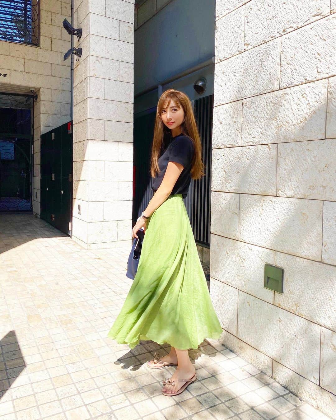 岡部あゆみさんのインスタグラム写真 - (岡部あゆみInstagram)「31℃🌺🚿﻿ 太陽いっぱい浴びて充電完了🌞﻿ ﻿ #今日の服#夏コーデ#シンプルコーデ#フィフス#fifth#fifthtl @fifth_store #楊柳カラーフレアスカート#カラースカート#グリーンコーデ#エルメスピコタン#ピコタンロックpm#リラックスコーデ#スタッズサンダル#ヴァレンティノ#ヴァレンティノスタッズ#真夏日#梅雨の合間の晴れ」7月2日 19時00分 - ayumi_okabe