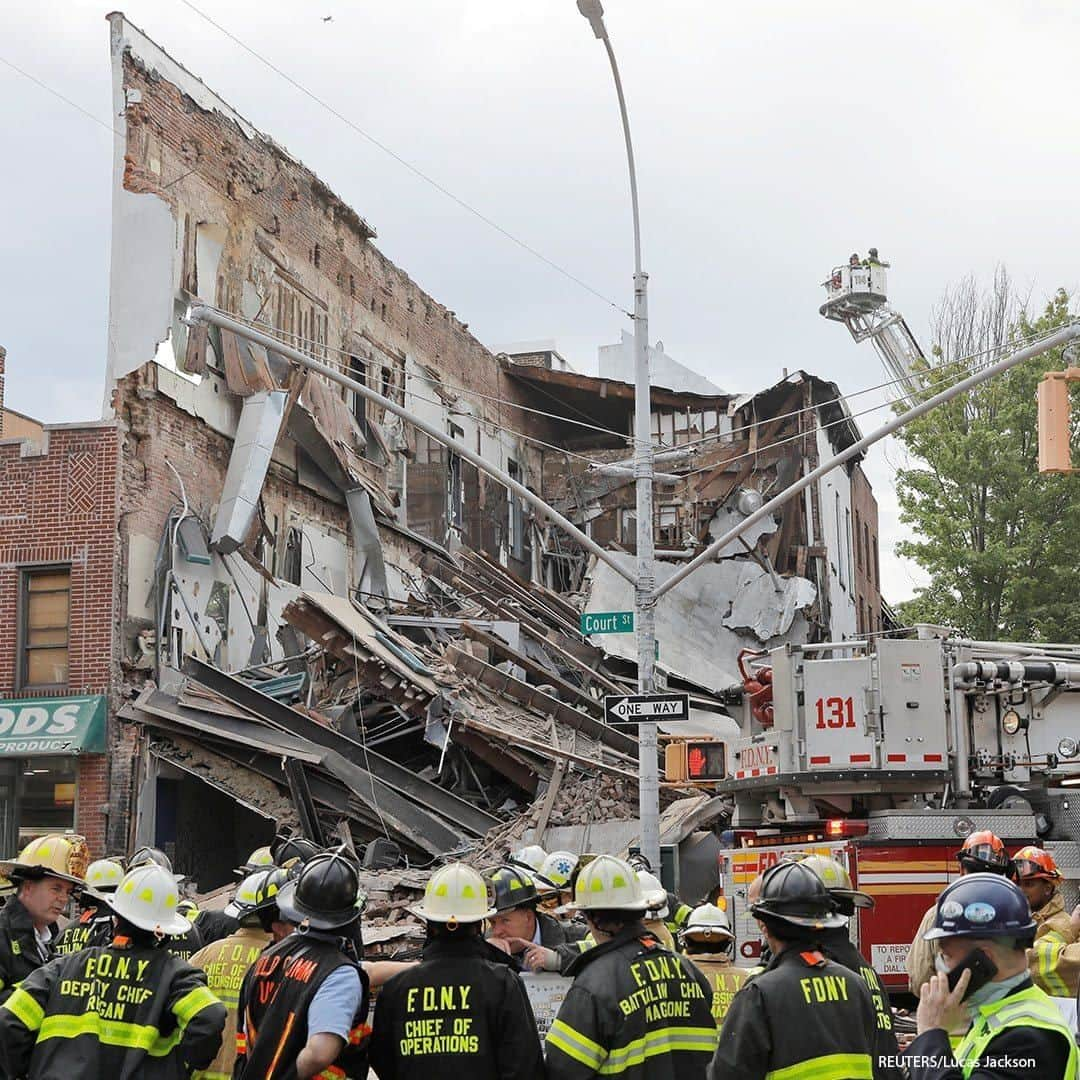 ABC Newsさんのインスタグラム写真 - (ABC NewsInstagram)「Members of the New York Fire Department inspect a collapsed building in the Brooklyn borough of New York City. ##newyork #brooklyn #fdny #buildingcollapse」7月2日 19時00分 - abcnews