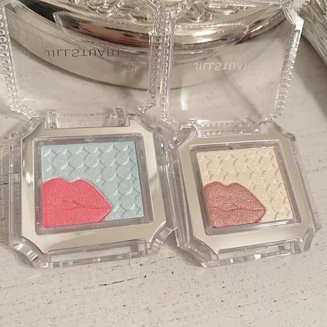 HowTwo!のインスタグラム：「. リップの形が可愛いJILL STUART(ジルスチュアート)のアイシャドウ💌﻿ 限定デザインで品切れ続出しています！♡﻿ 2色構成で、単色でも複数使いでも使えますよ🎶﻿ カラーによっては複数のシーズンで活躍できるので、気に入ったカラーを見つけたら即買いしましょう💸﻿ ﻿ ﻿ ＜商品名＞﻿ JILL STUART アイコニックルック アイシャドウ クリスタル カラット 01 berry first kiss﻿ JILL STUART アイコニックルック アイシャドウ クリスタル カラット 04 darling kiss ﻿ @jillstuartbeauty  ﻿ ﻿ photo by @paru_1211﻿ 素敵な写真をありがとうございます📸💕﻿ ﻿ ﻿ ﻿ HowTwoでは、プレゼントキャンペーンを実施予定🎁﻿ ぜひ、＠howtwo_tv をフォローしてね✨﻿ ﻿ また、HowTwoでは紹介するコスメを募集中💄﻿ #HowTwo もしくは @howtwo_tv でタグ付けしてね💕」
