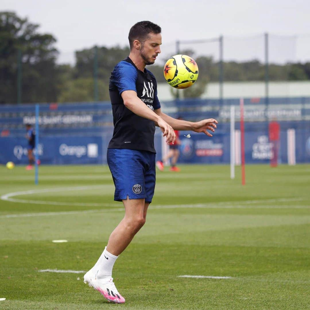 パリ・サンジェルマンFCさんのインスタグラム写真 - (パリ・サンジェルマンFCInstagram)「👀 on the ball . 😉 @pablosarabia92 . 🟥🟦 #ICICESTPARIS #AllezParis #PSG #Football #ParisSaintGermain #Sarabia #PSGtraining」7月2日 19時03分 - psg