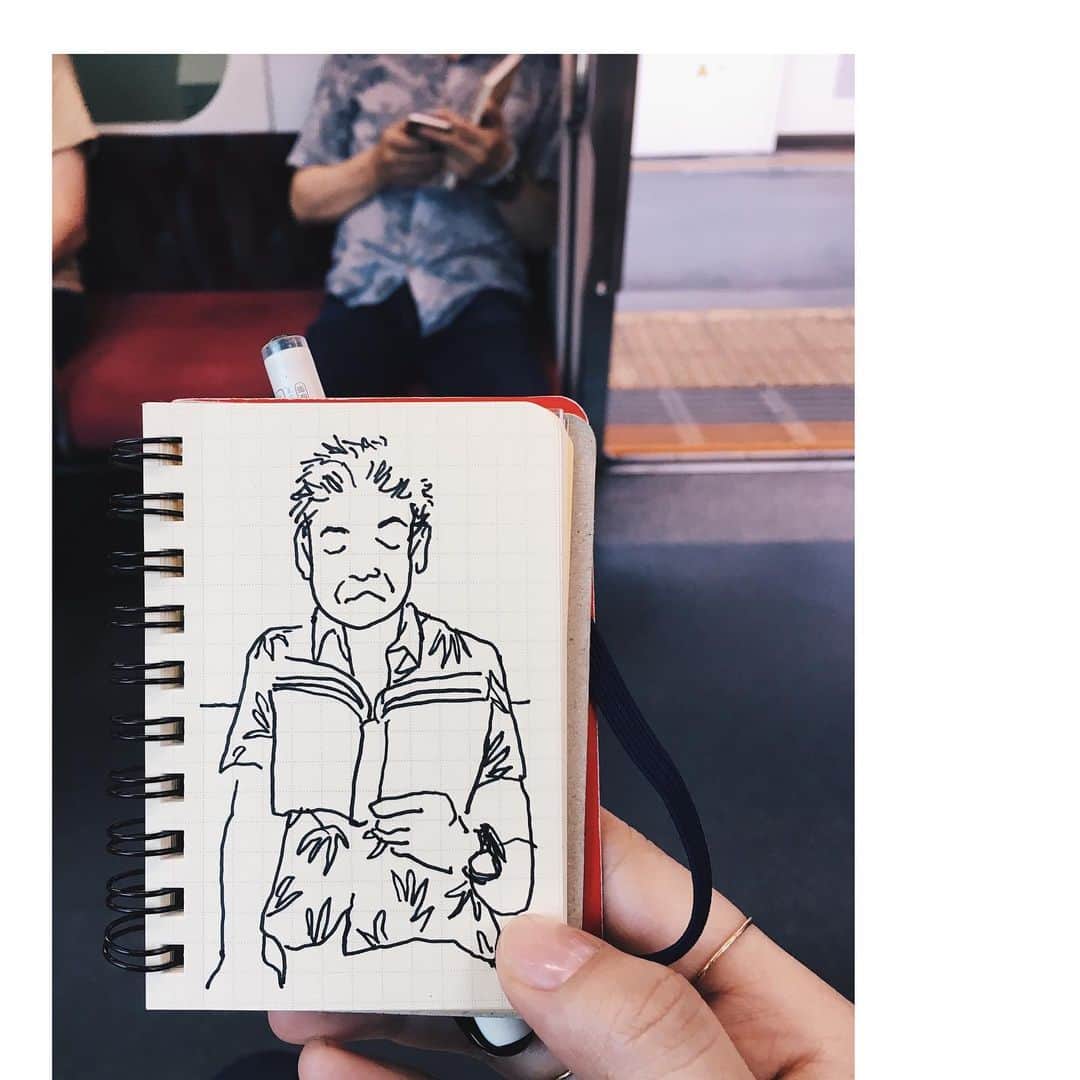 WALNUTさんのインスタグラム写真 - (WALNUTInstagram)「今日もどこかで。 Wobbly train ride #walsketch_ 🚃 　  #trainsketching #sketching #tokyo #東京 #電車」7月2日 19時04分 - walnut_illustration
