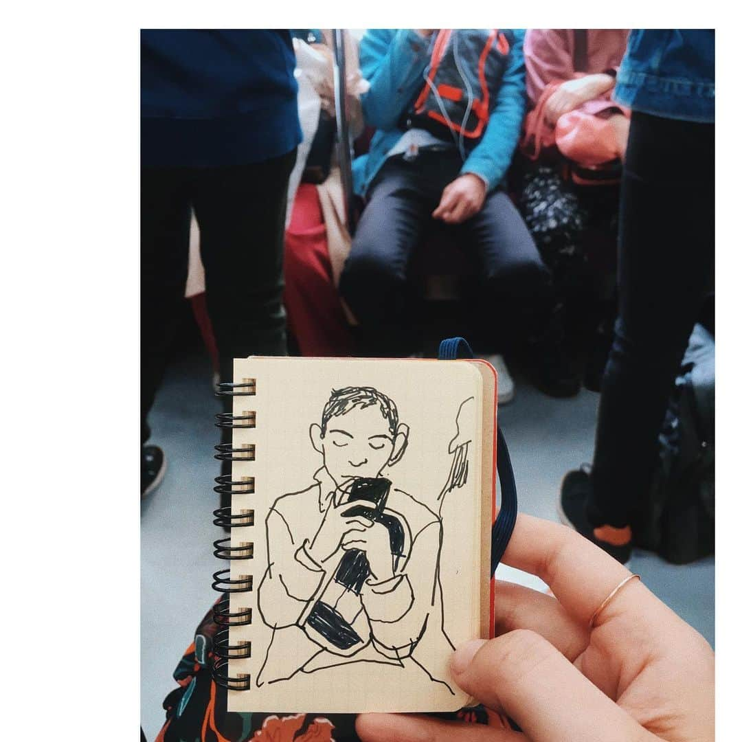 WALNUTさんのインスタグラム写真 - (WALNUTInstagram)「今日もどこかで。 Wobbly train ride #walsketch_ 🚃 　  #trainsketching #sketching #tokyo #東京 #電車」7月2日 19時04分 - walnut_illustration