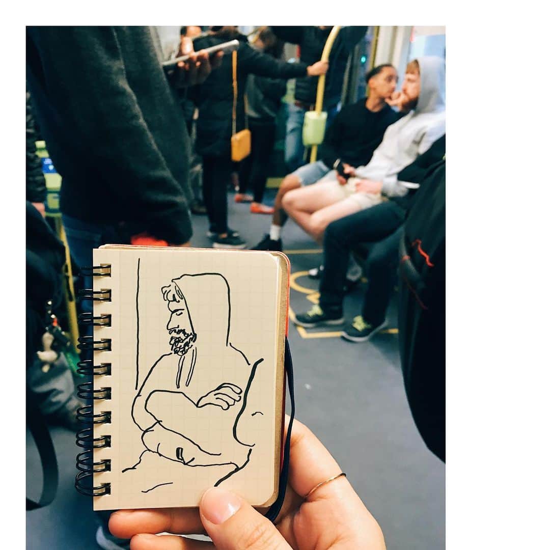 WALNUTさんのインスタグラム写真 - (WALNUTInstagram)「今日もどこかで。 Wobbly train ride #walsketch_ 🚃 　  #trainsketching #sketching #tokyo #東京 #電車」7月2日 19時04分 - walnut_illustration