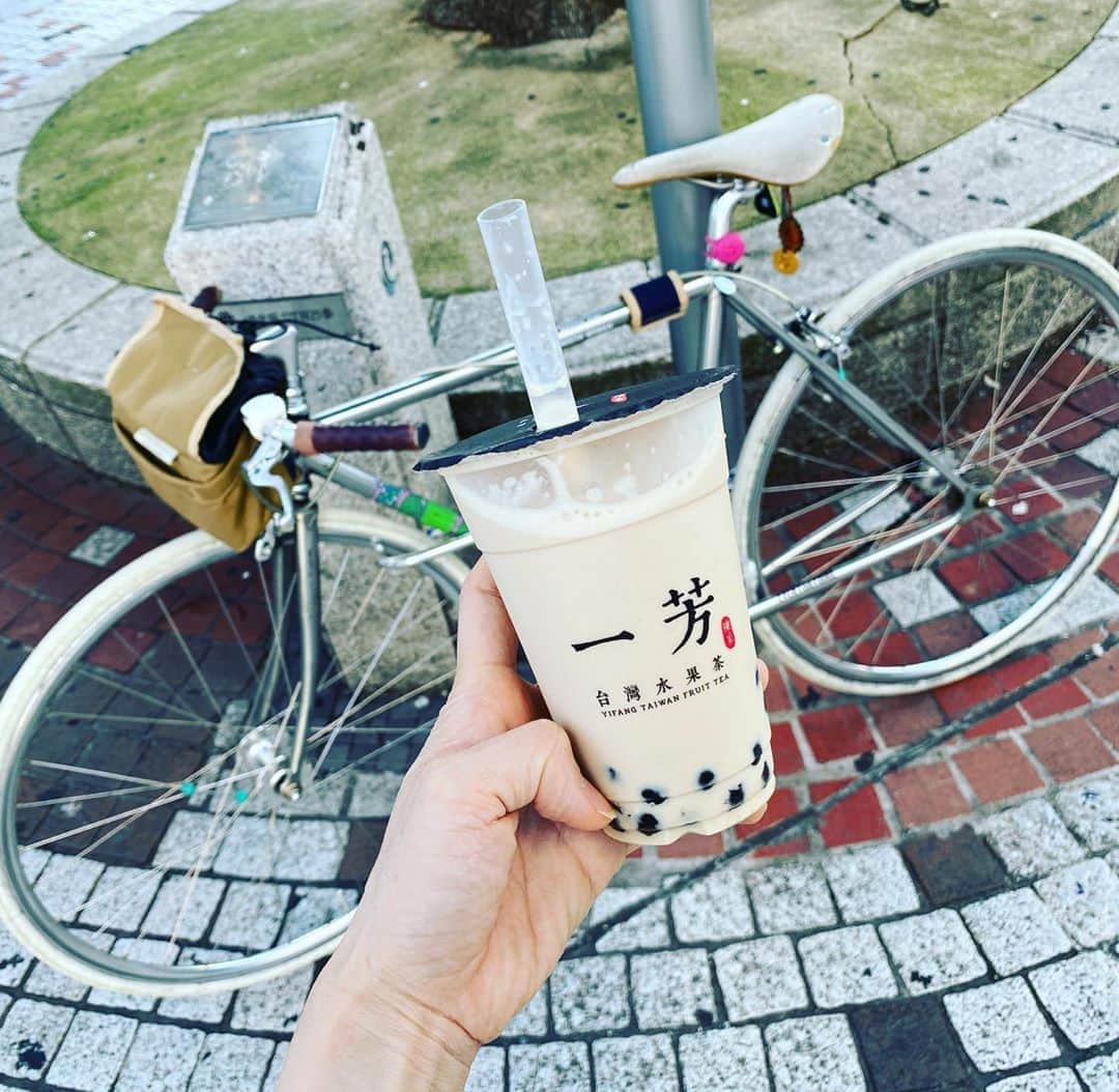 永田琴のインスタグラム：「初めて東京の一芳！ 珍珠奶茶、半糖、去冰。 （タピオカミルクティ、砂糖半分、氷無し） 私の定番。 懐かしの味！好喝😋お店の人が台湾人だったからか、ものすごい台湾の一芳と同じだったー！完全に台湾に来た感じ！あー、めちゃ行きたい！！  #一芳水果茶」