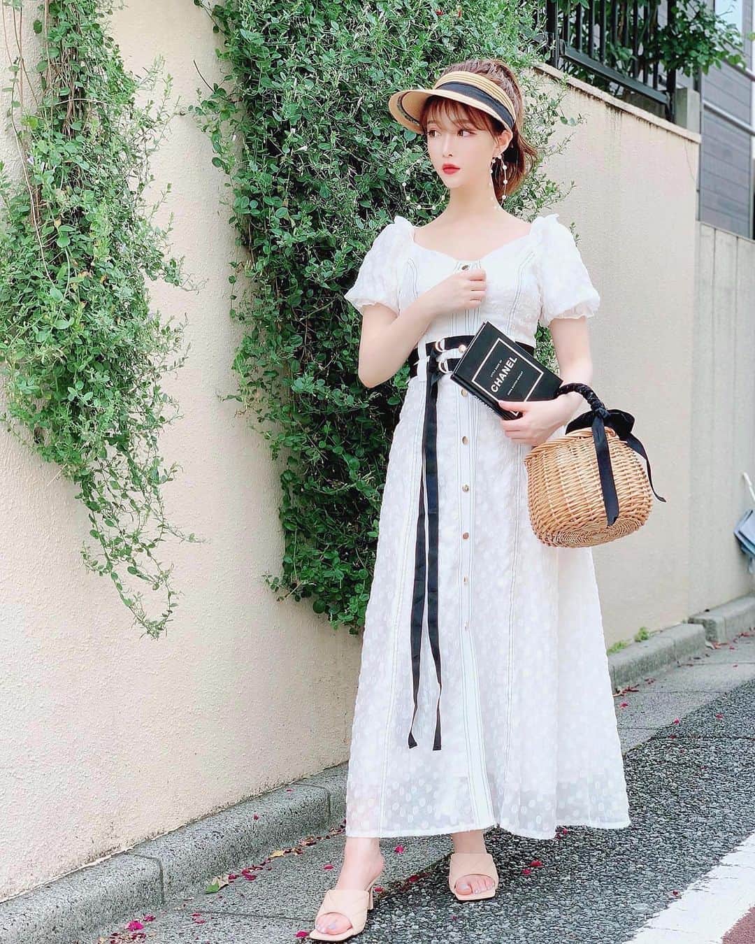 のインスタグラム：「✔︎ Q&A🖤 ・ ご質問頂いていたこの日のワンピースは  @qoo10.official というサイトで購入しましたよ🖤 ・ インポートもののワンピースは サイズ感が難しいものもあるけれど、 デザイン性のある可愛いお品物が多くて大好きです🖤 ・ こちらのワンピースは バストのお造りが小さめだったので 気になる方はワンサイズ上げても 良いかもしれません✨ ご参考になれば嬉しいです😉💕 ・ ・ #ootd #outfit #instafashion #instastyle#chanel#monotonecode #モノトーンコーデ#シャネル#qoo10#ホワイトワンピース#whitedress #マキシワンピース#サンバイザー#sunvisor#summerfashion #かごバッグ」