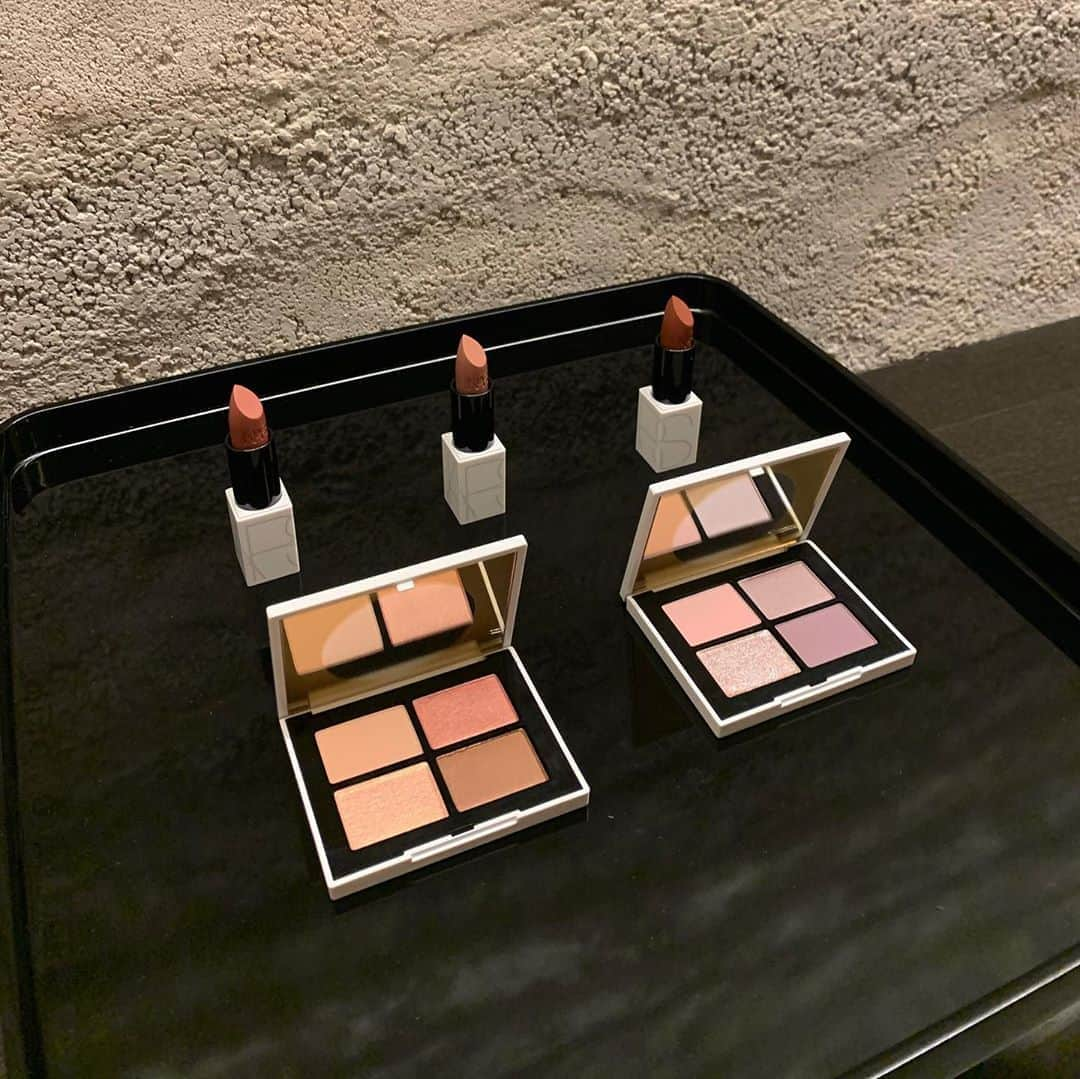 谷川菜奈さんのインスタグラム写真 - (谷川菜奈Instagram)「和×NARS🎍 新作が可愛い🥺 色味もパッケージも可愛い🤍 日本限定発売なんだって🇯🇵 わたしは03番のリップが好きだった💄 thank you @narsissist ! #NARS」7月2日 19時14分 - pechi.130