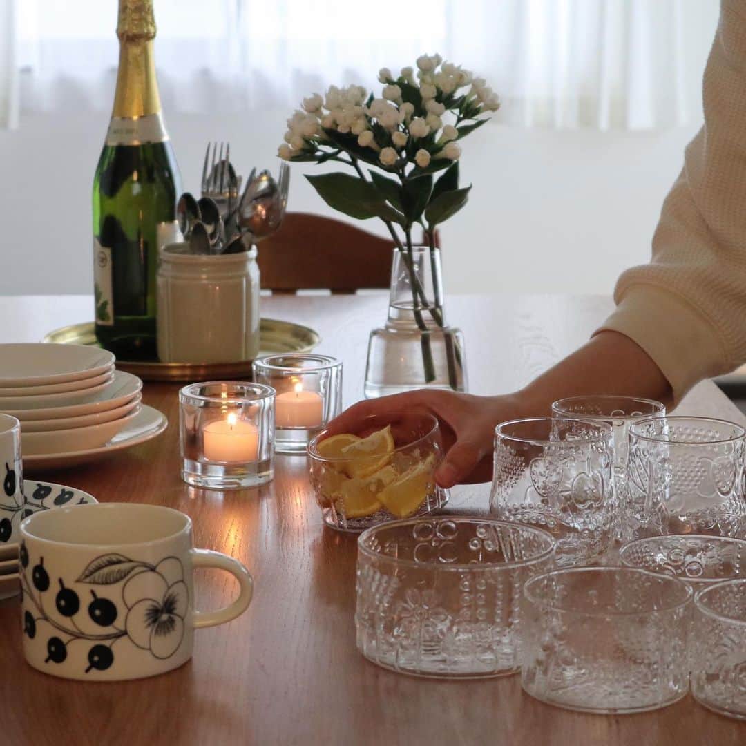 ムクリ［mukuri］さんのインスタグラム写真 - (ムクリ［mukuri］Instagram)「するりと食卓に溶け込み、いつの間にか少しだけ暮らしが豊かになる〜私の好きな北欧食器（chie__ieさん/あの人の暮らしが素敵な理由）﻿ ﻿ 写真を見ていると、ご家族の楽しそうな声が聞こえてきそうなchieさんの食卓。﻿ ﻿ テーブルを彩るのは、デザイン性と実用性を兼ね備えた北欧食器です。﻿ ﻿ 好きな映画に憧れた使い方をしたり、ご家族の好物をたくさん作ったり。﻿ ﻿ 「するりと食卓に溶け込み、いつの間にか少しだけ暮らしが豊かになる」﻿ まさに、その通りですよね。﻿ ﻿ 今ではご家族も一緒に器を楽しまれている様子もほっこりします。﻿ ﻿ 美味しそうなお料理もあわせて、ぜひご覧くださいね♩﻿ ﻿ specialthanks﻿ @chie__ie ・﻿ （編集：kaori）﻿ ﻿ ▶詳細はプロフィールのURLよりご覧ください﻿ プロフィールはこちらから﻿ @mukuri_official ・﻿ ﻿ ﻿ #北欧インテリア #北欧食器 #北欧雑貨 #食器 #キッチン雑貨 #スヌンタイ #アラビア #iittala #イッタラ #フルッタ #フローラ #キッチン #おやつ #ダイニング #台所 #kitchen #おうち時間 #マイホーム #注文住宅 #無印良品 #暮らし #暮らしを楽しむ #花のある暮らし #緑のある暮らし #日々の暮らし #くらしの編集 #ムクリ」7月2日 19時08分 - mukuri_official