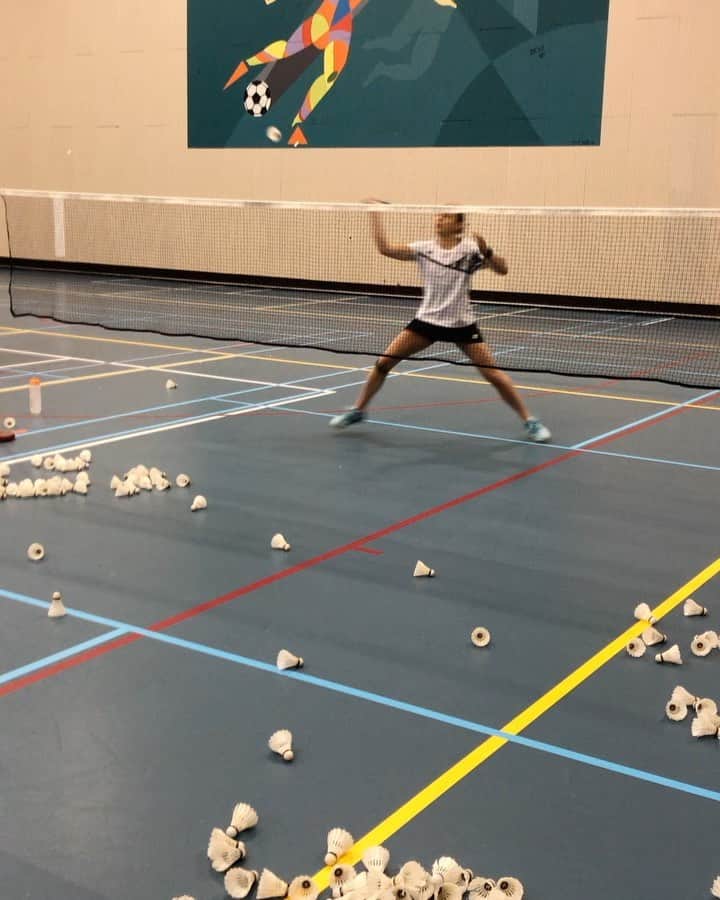 セレーナ・ピークのインスタグラム：「Another multi shuttle session in the books. Working on my net skills and explosiveness. Did you already trained today? #multishuttlesession🏸 #badminton #roadtotokyo #yonex #mamscoffee #cumus」