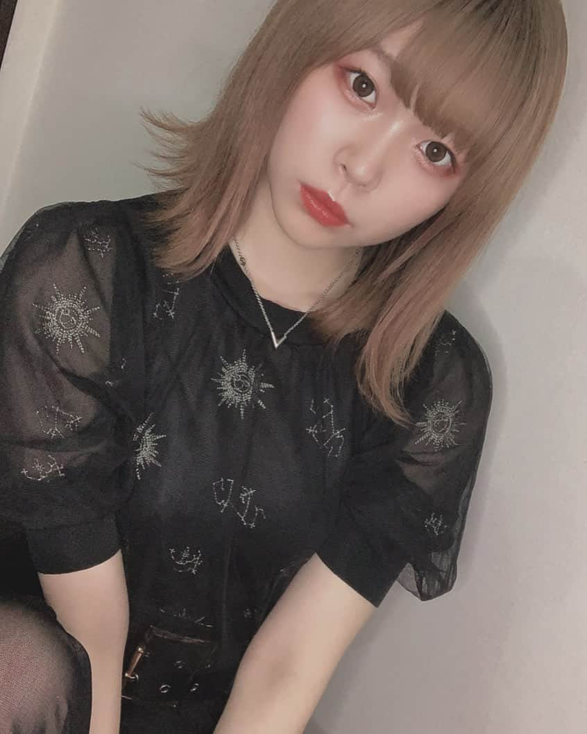 山本杏奈のインスタグラム：「可愛い洋服🌙.*·̩͙   #金髪 #外ハネ」