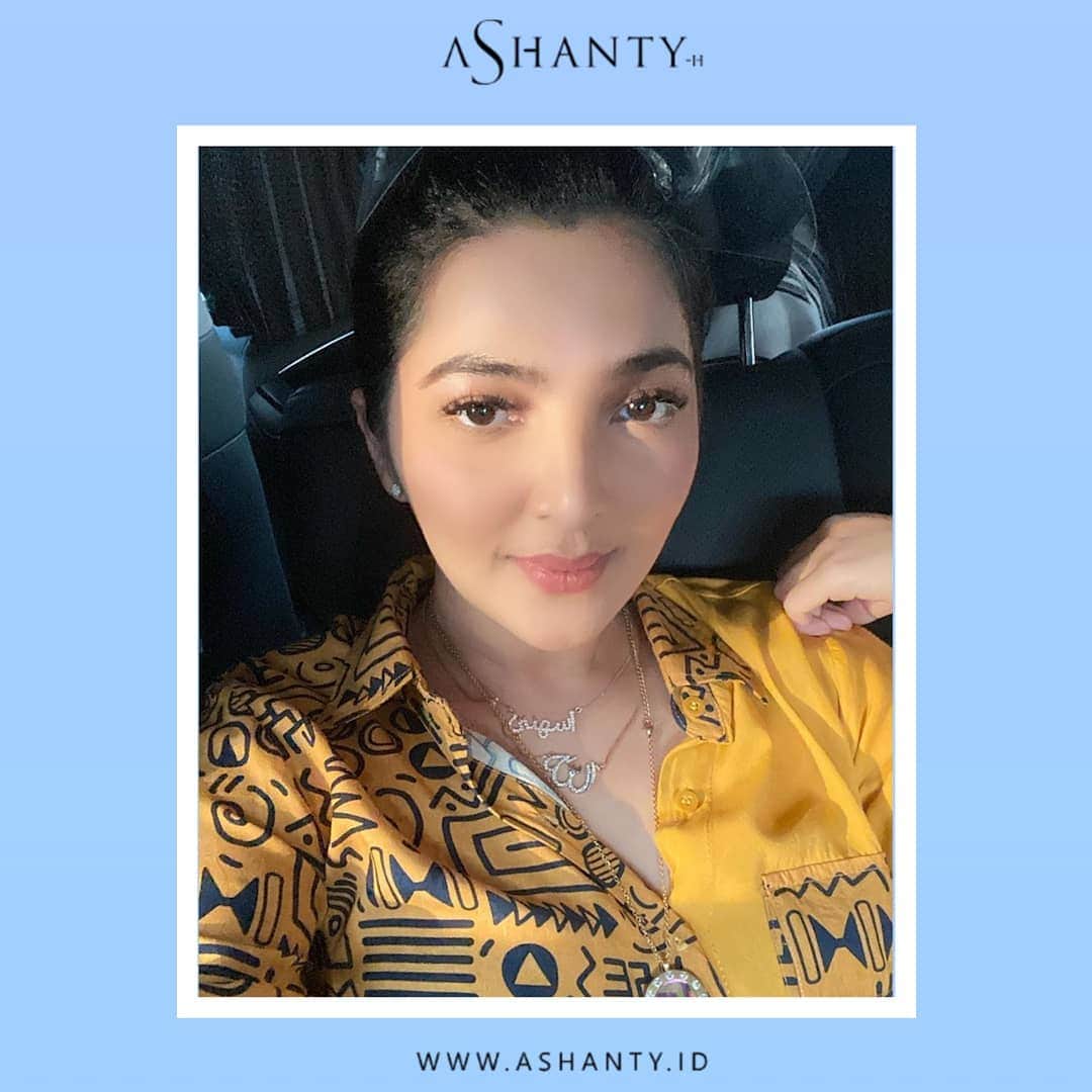 ASHANTY BEAUTY CREAM OFFICIALのインスタグラム：「Ingin memiliki kulit wajah yang sehat,  cerah dan berseri? Gunakan rangkaian Cream by @ashantyid yang mampu merawat dan menutrisi kulit wajah dan mengatasi masalah kulit pada wajah sampai keakarnya ❤  _____________________________ Informasi dan pemesanan  Ashanty Beauty Cream Chat Via WA : WA: 081287388885 WA: 081293823950 WA: 087778489900 WA: 085781140354 ⚡️ Fast Respons Click Link On Bio Instagram @ashantyid ❣️ ______________________________ #ashantybeautycream #creamashanty #skincareashanty #skincare #skincareartis #skincarelokal #creamwajah #creamperawatanwajah #obatjerawat #jerawat #kosmetik #krimwajah #creamwajah #whiteningcream #ashantyid #ashanty」