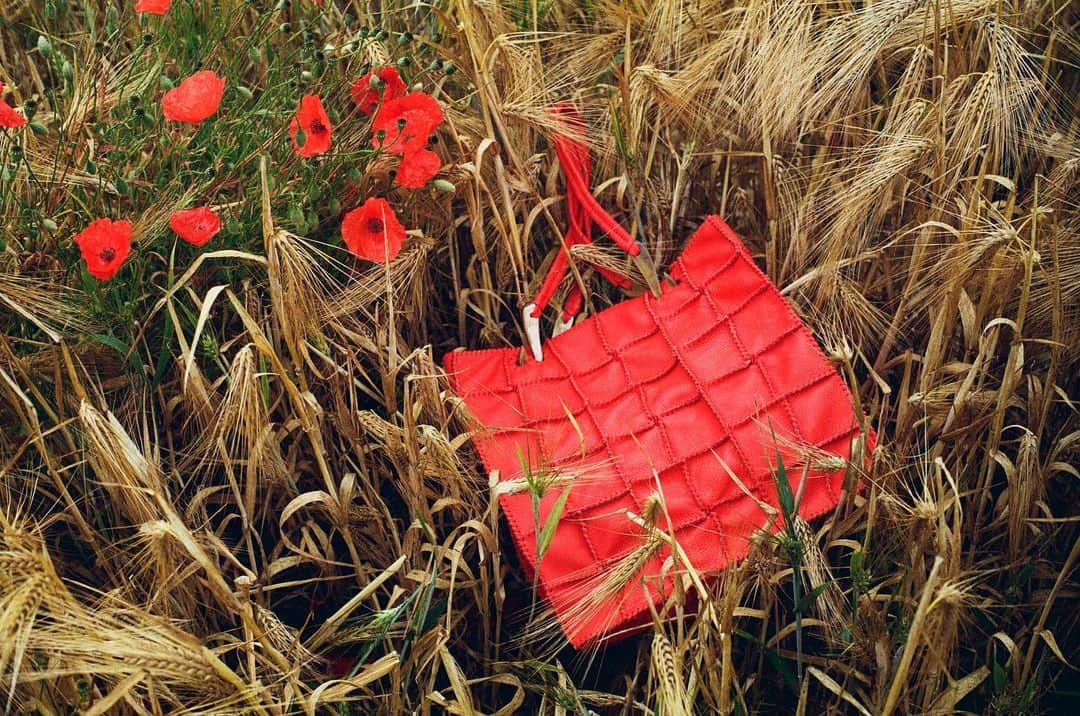 ジャマンピュエッシュのインスタグラム：「An exquisite patchwork bag, the Honu is Jamin Puech’s emblematic model. Entirely handmade, it is reinterpreted this season in summer colours.」